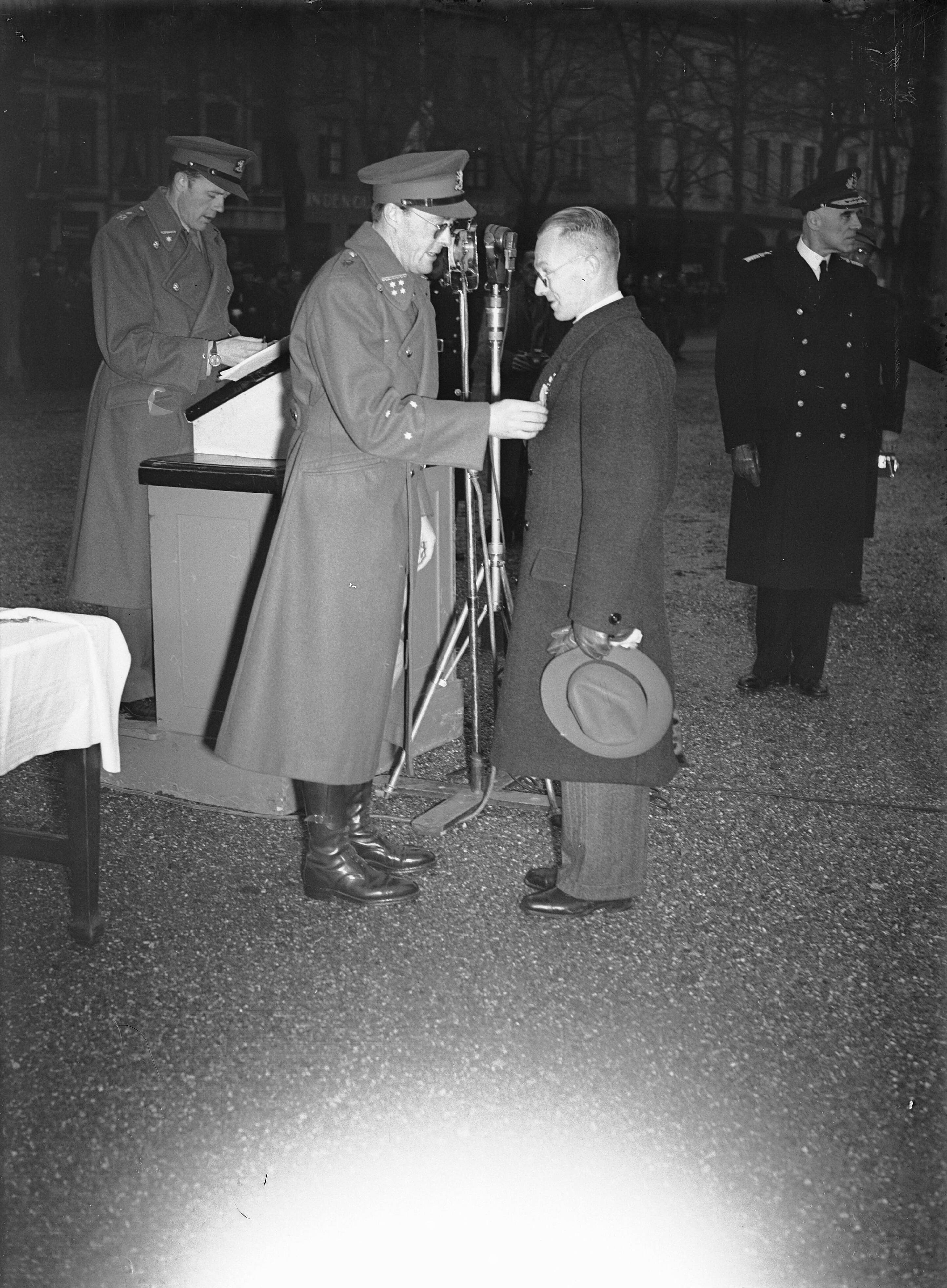 Fotocollectie Anefo — Uitreiking onderscheidingen door Prins Bernhard op het Vrijthof te Maastricht. Mr. van der Koers — Foto: Sagers, Harry / Anefo. Licentie: Set B: Rechtenvrij / Publiek Domein. Bron: Nationaal Archief. http://hdl.handle.net/10648/a8b07f10-d0b4-102d-bcf8-003048976d84