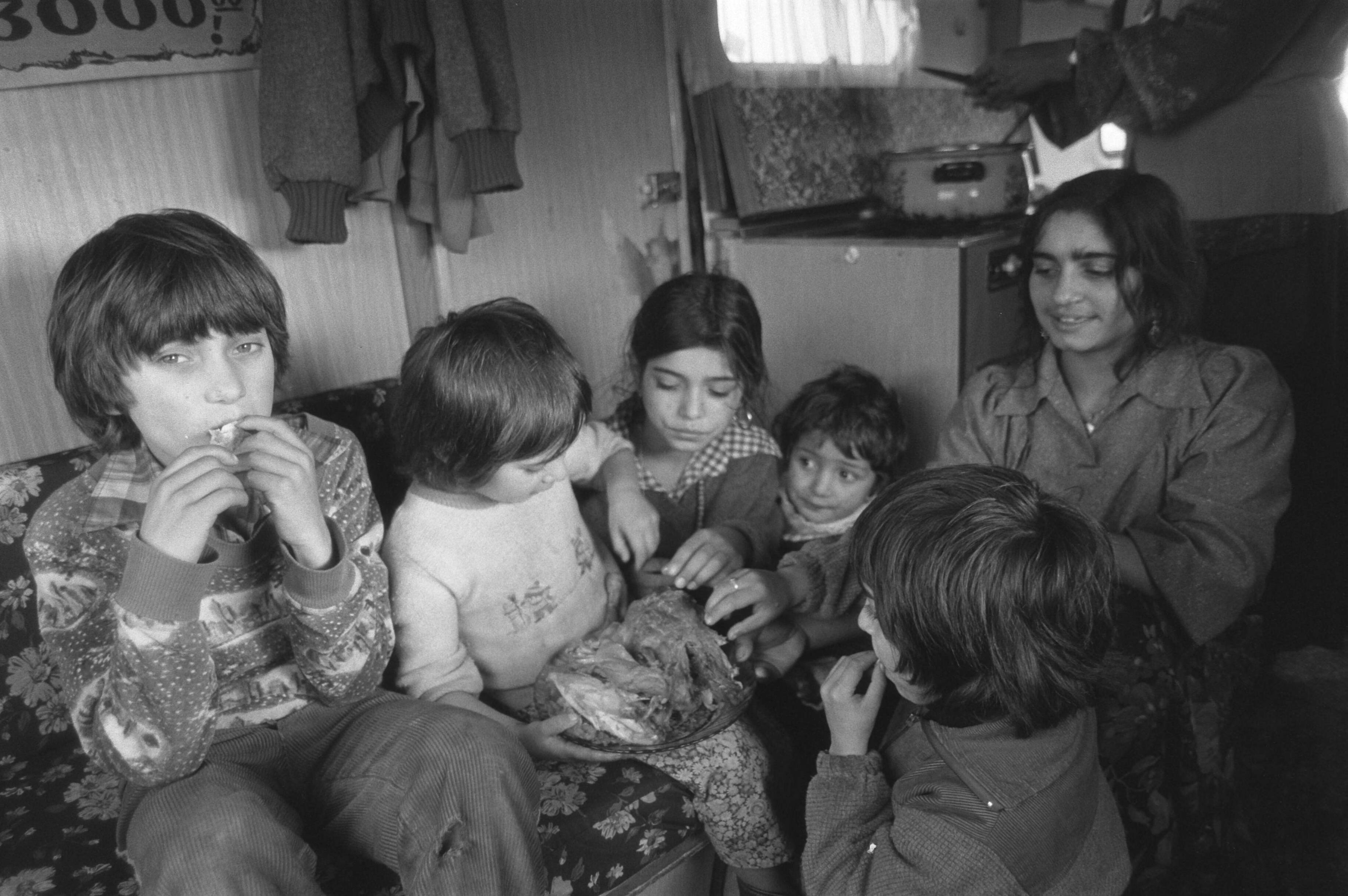 Fotocollectie Anefo — Momenteel verblijft er in de omgeving van Almere een groep zigeuners die in afwachting zijn of zij daar mogen blijven — Foto: Dijk, Hans van / Anefo. Licentie: Set B: Rechtenvrij / Publiek Domein. Bron: Nationaal Archief. http://hdl.handle.net/10648/acf12778-d0b4-102d-bcf8-003048976d84