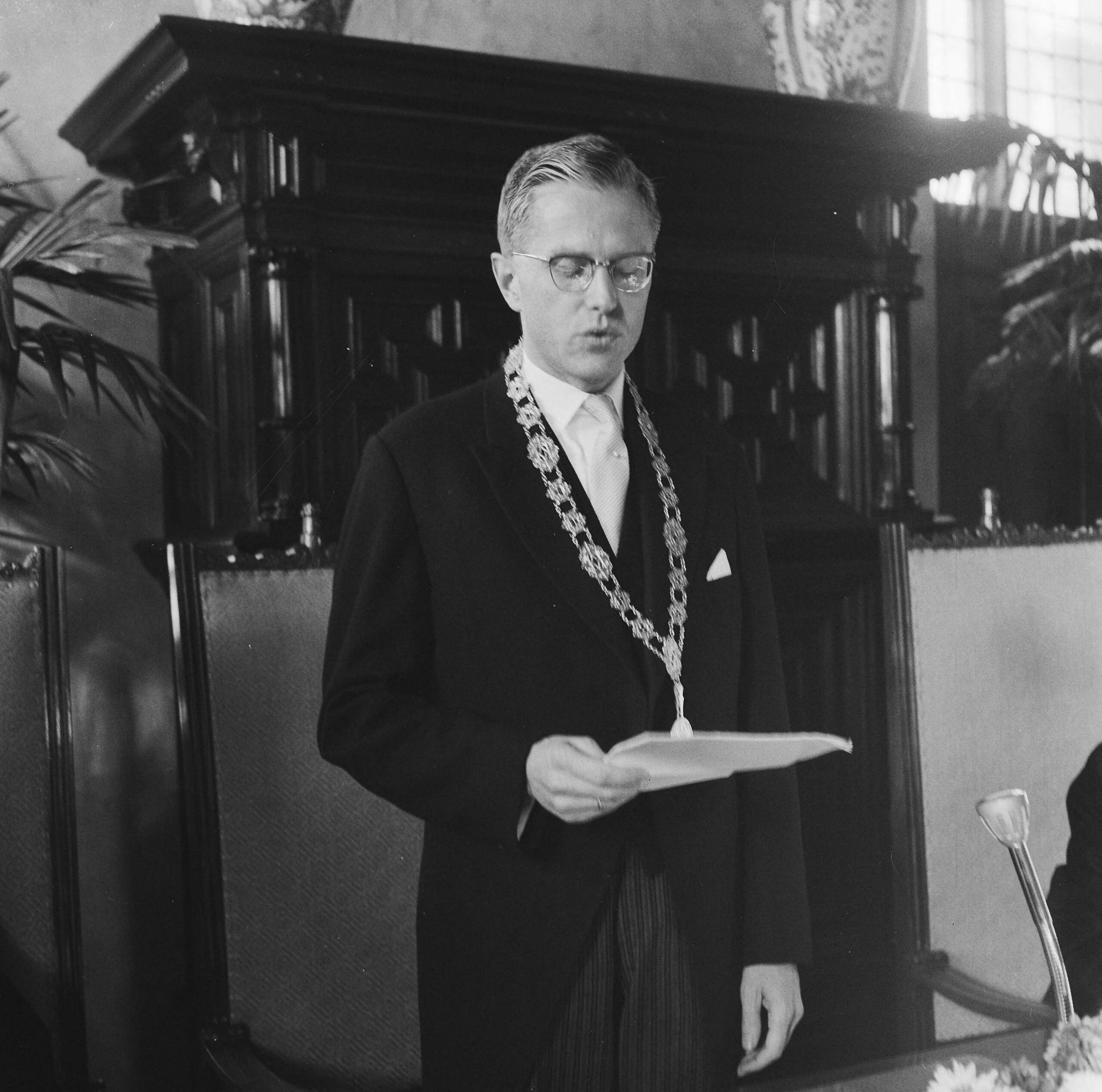 Fotocollectie Anefo — Installatie nieuwe burgemeester van Middelburg. Mr. J. Drijber tijdens toespraak — Foto: Koch, Eric / Anefo. Licentie: Set B: Rechtenvrij / Publiek Domein. Bron: Nationaal Archief. http://hdl.handle.net/10648/a9ea905a-d0b4-102d-bcf8-003048976d84
