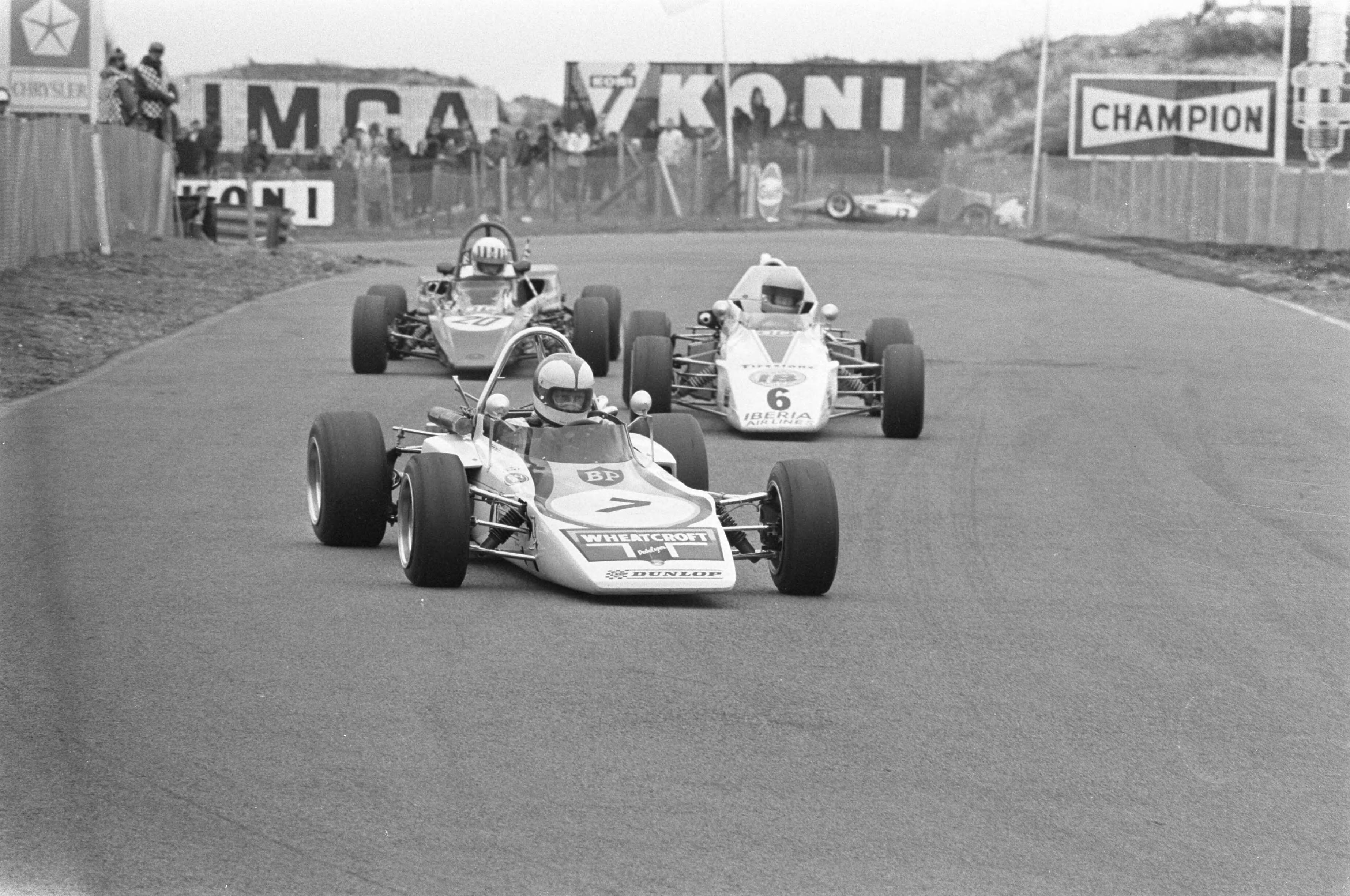 Formule III race op het circuit van Zandvoort — Roger Williamsen, Mike Walker en Tom Pryce in hun auto's — Foto: Fotograaf Onbekend / Anefo. Licentie: Set B: Rechtenvrij / Publiek Domein. Bron: Nationaal Archief. http://hdl.handle.net/10648/abe84ef6-d0b4-102d-bcf8-003048976d84