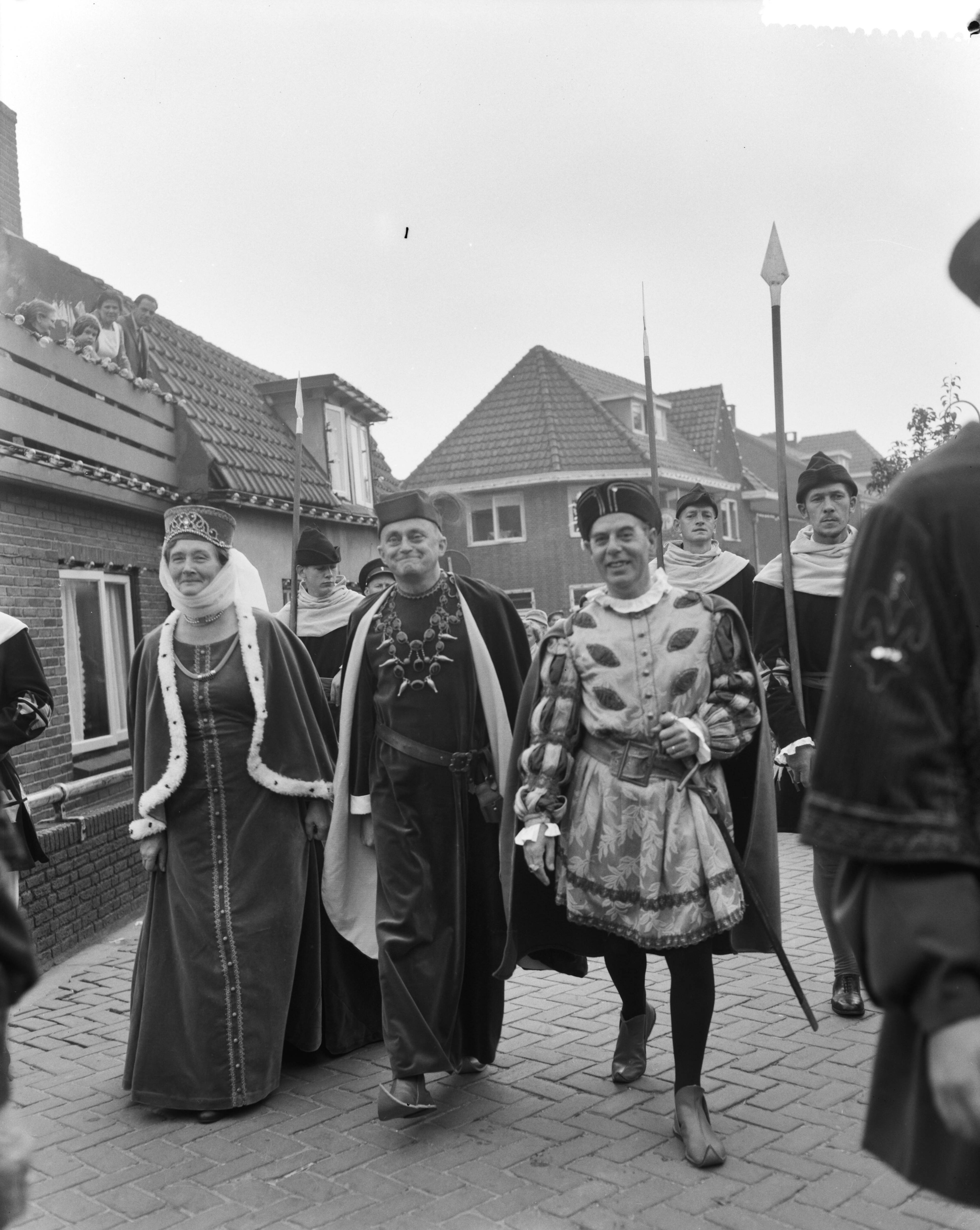 Fotocollectie Anefo — 700-jarig bestaan van Vianen — Foto: Bilsen, Joop van / Anefo. Licentie: Set B: Rechtenvrij / Publiek Domein. Bron: Nationaal Archief. http://hdl.handle.net/10648/a9b8f7f2-d0b4-102d-bcf8-003048976d84