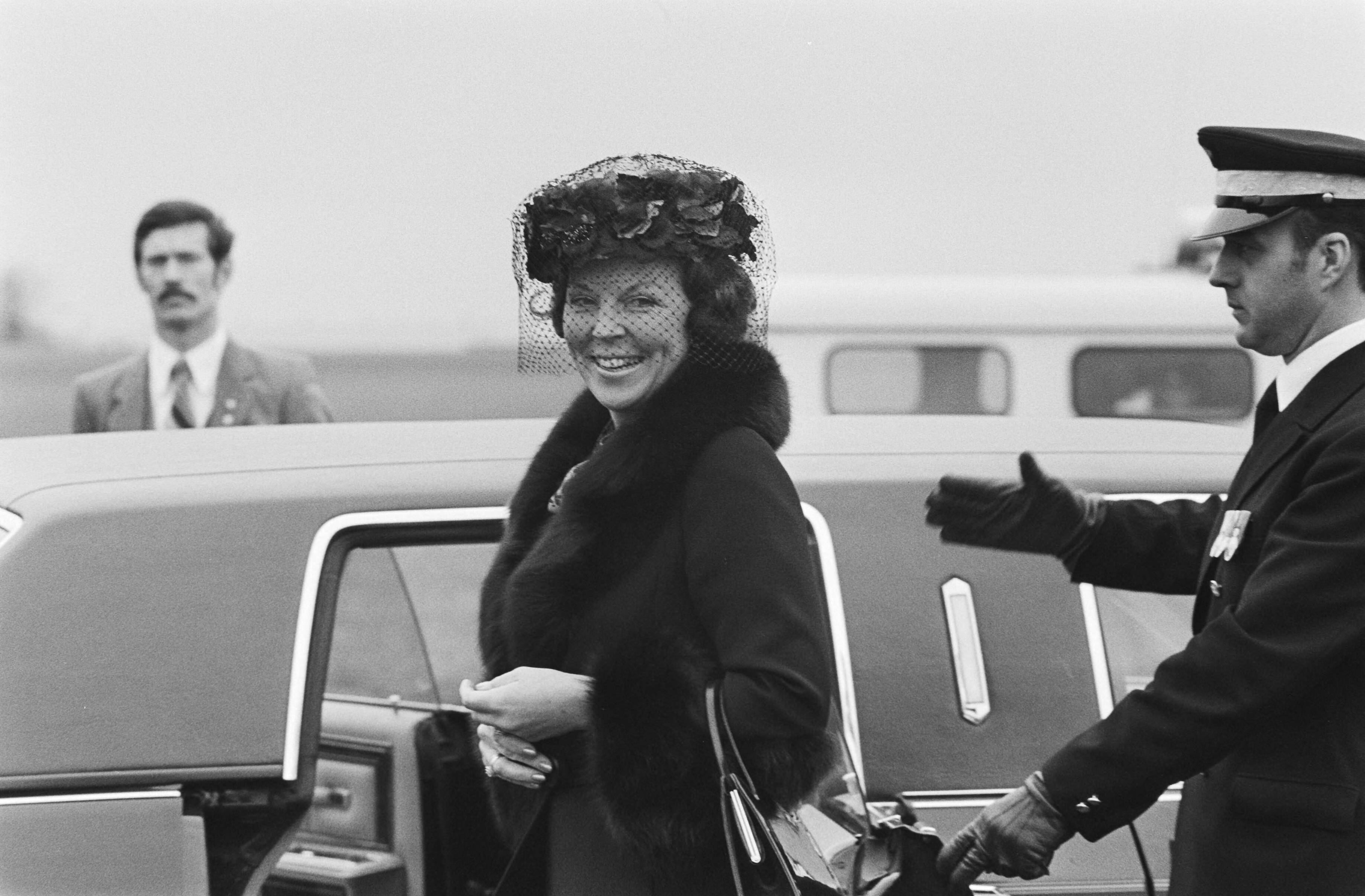 Fotocollectie Anefo — Europese Raad in Maastricht, Koningin Beatrix bij auto vliegveld Beek — Foto: Croes, Rob C. / Anefo. Licentie: Set B: Rechtenvrij / Publiek Domein. Bron: Nationaal Archief. http://hdl.handle.net/10648/acf7c5ba-d0b4-102d-bcf8-003048976d84