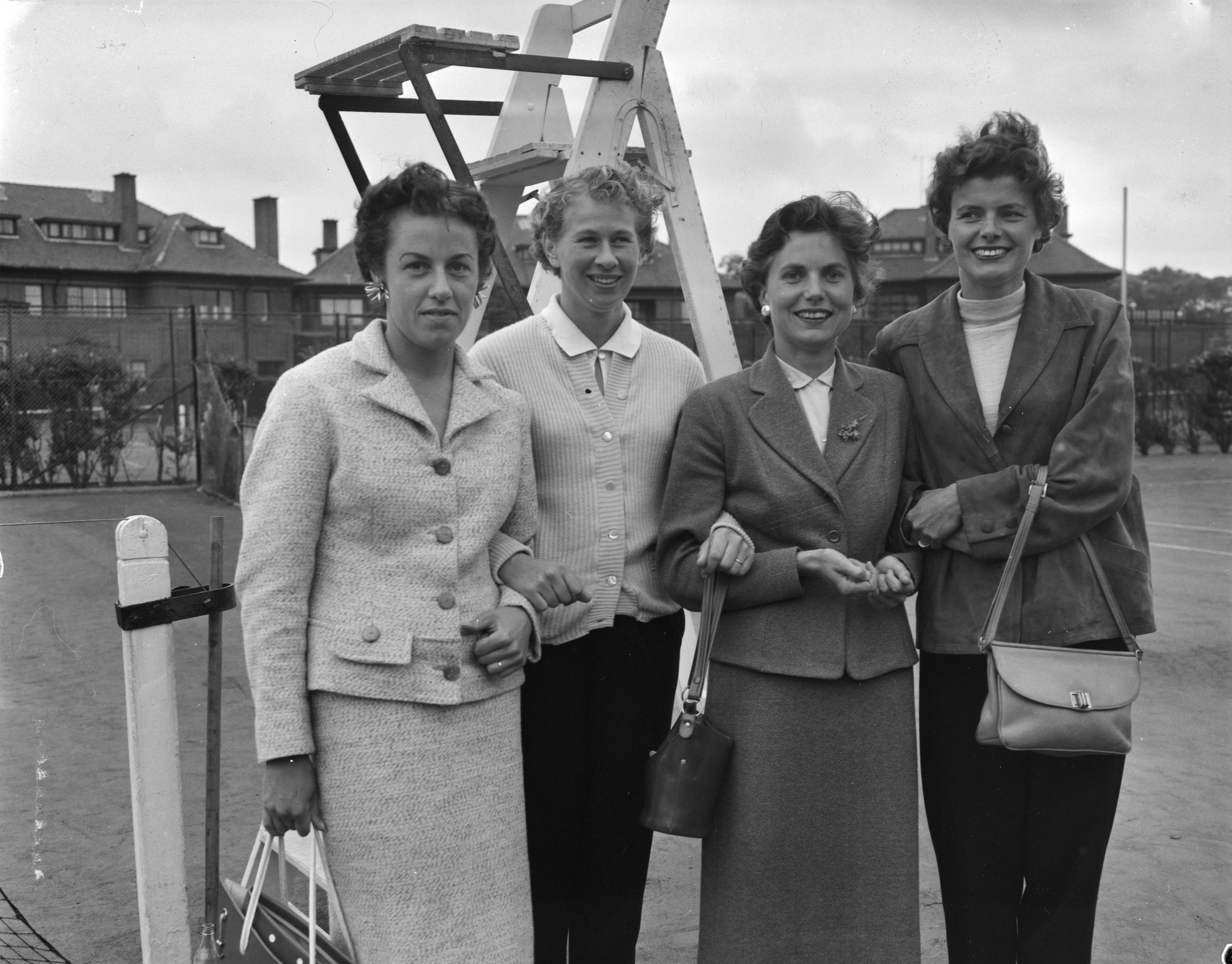 Fotocollectie Anefo — Nederlandse tenniskampioenschappen op de METS-banen te Scheveningen. Van links mevr. B. Thung , mevr. J. Roos, mevr. F. Rouwenhorst , mevr. P. van der Storm — Foto: Rossem, Wim van / Anefo. Licentie: Set B: Rechtenvrij / Publiek Domein. Bron: Nationaal Archief. http://hdl.handle.net/10648/a94d692e-d0b4-102d-bcf8-003048976d84
