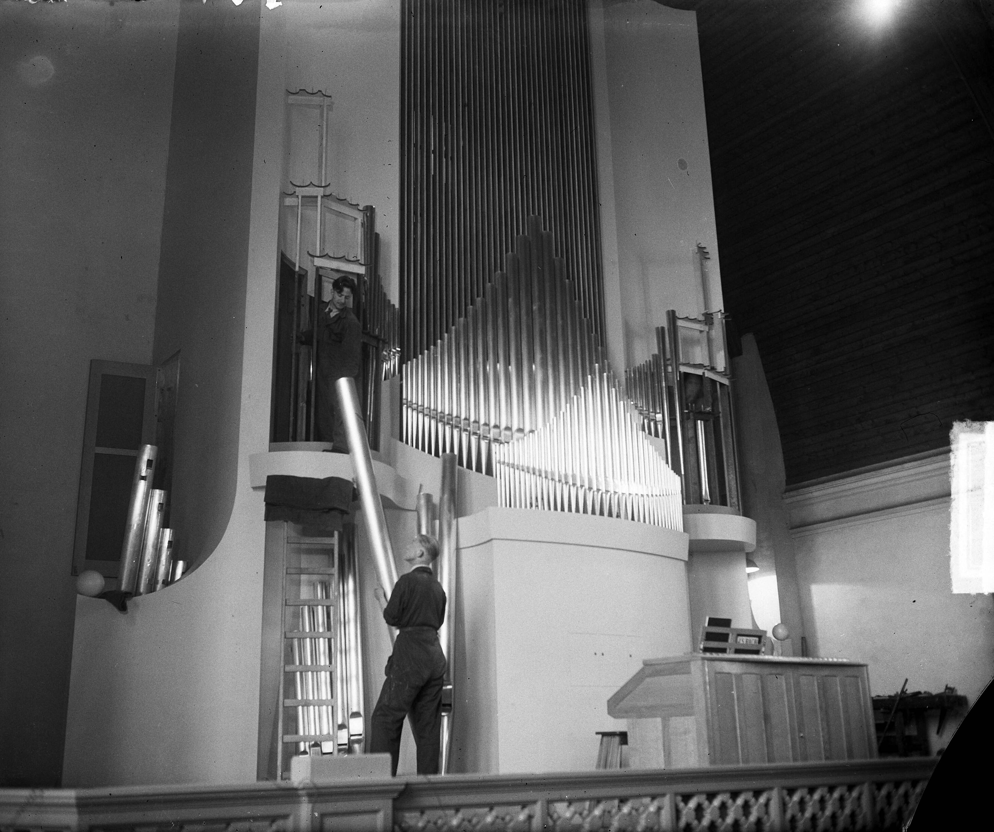 Fotocollectie Anefo — Nieuw orgel in R. K. Kerk aan de Huizenweg te Bussum — Foto: Merk, Ben / Anefo. Licentie: Set B: Rechtenvrij / Publiek Domein. Bron: Nationaal Archief. http://hdl.handle.net/10648/ad75620e-d0b4-102d-bcf8-003048976d84