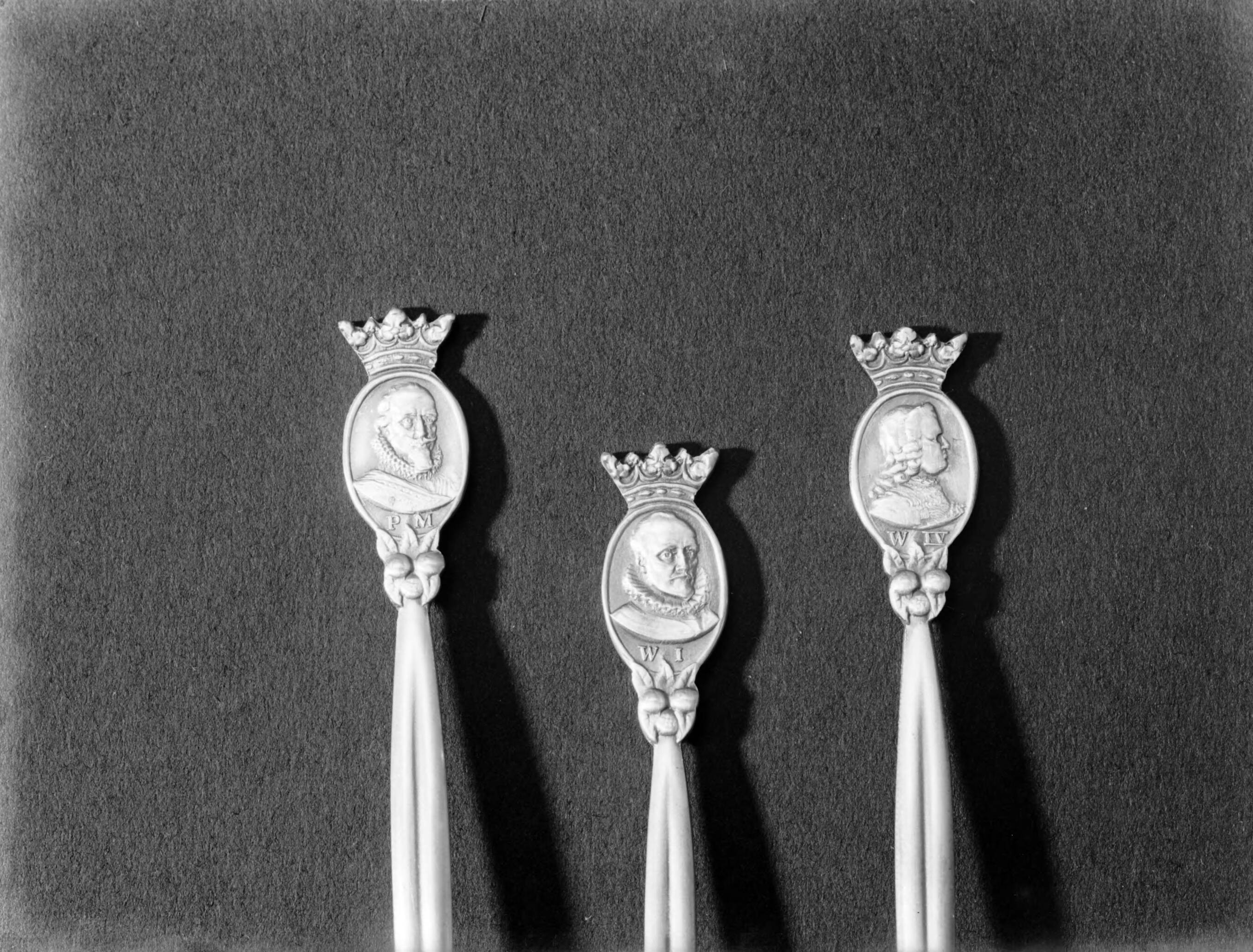 Productfoto's; zilverwerk — Lepeltjes met Maurits, Willem de Zwijger en Willem IV van de fa. Gerritsen & Van Kempen in Zeist — Foto: Poll, Willem van de. Licentie: Set B: Rechtenvrij / Publiek Domein. Bron: Nationaal Archief. http://hdl.handle.net/10648/ae9e5b9a-d0b4-102d-bcf8-003048976d84