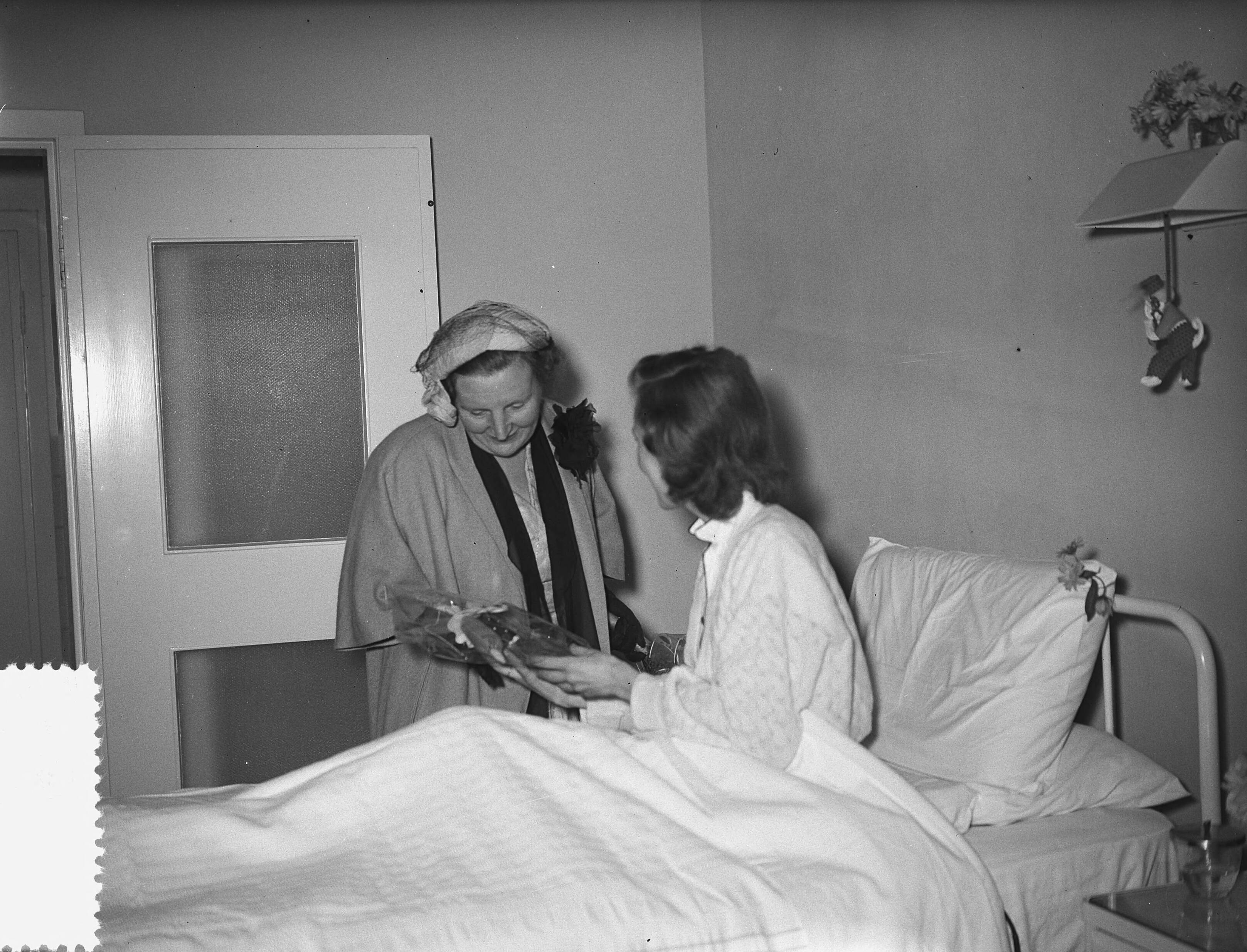 Koningin Juliana opent sanatorium De Klokkenberg in Breda — Opening van sanatorium "Klokkenberg". Koningin Juliana spreekt met een patiënte — Foto: Bilsen, Joop van / Anefo. Licentie: Set B: Rechtenvrij / Publiek Domein. Bron: Nationaal Archief. http://hdl.handle.net/10648/a9253dc8-d0b4-102d-bcf8-003048976d84