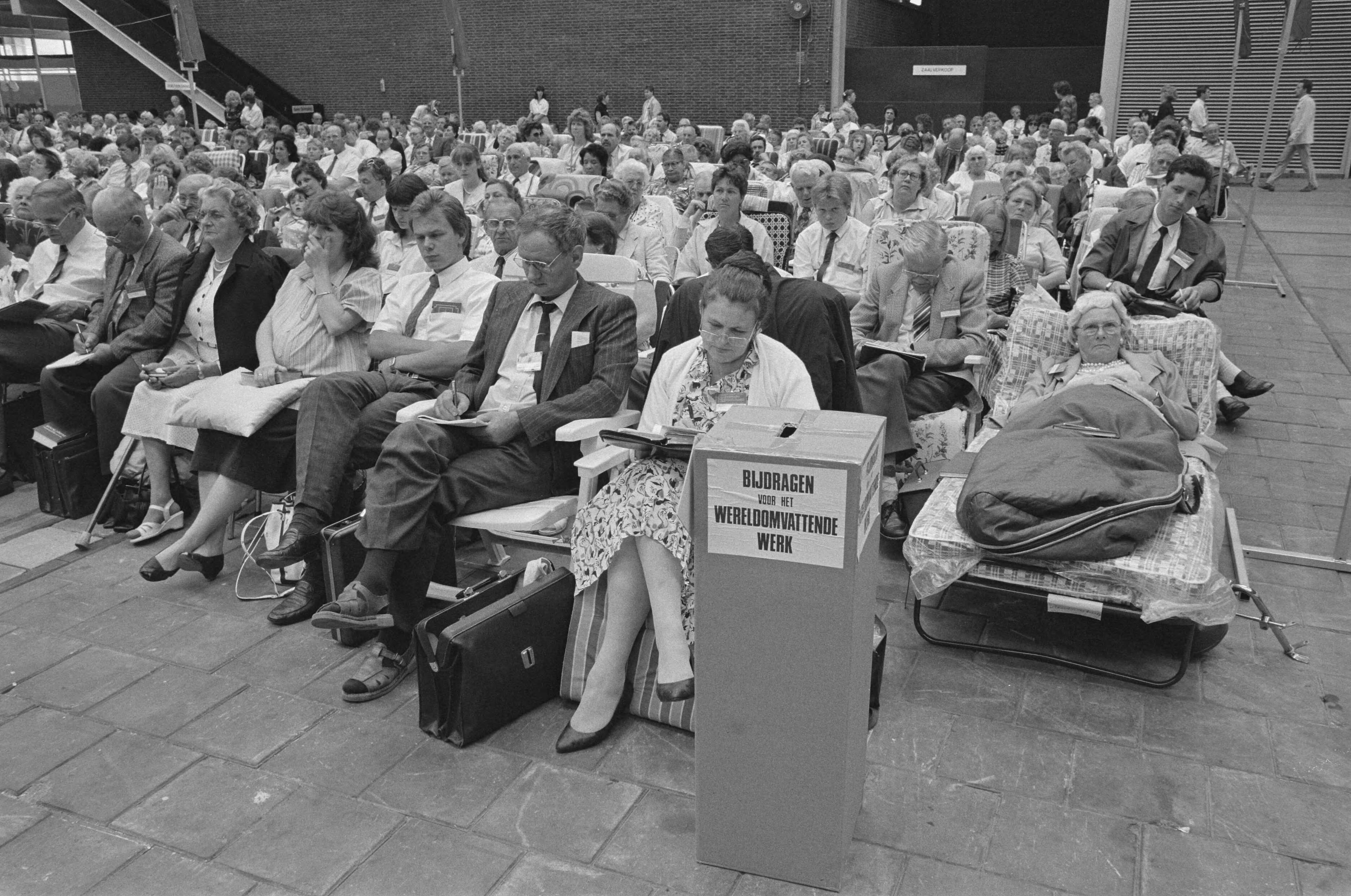 Fotocollectie Anefo — Bijeenkomst Jehovas Getuigen in Jaarbeurshallen in Utrecht — Foto: Bogaerts, Rob / Anefo. Licentie: Set B: Rechtenvrij / Publiek Domein. Bron: Nationaal Archief. http://hdl.handle.net/10648/ad6c289c-d0b4-102d-bcf8-003048976d84