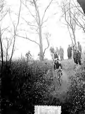 Fotocollectie Anefo — Nationale Cyclecross op landgoed Duinhorst te Wassenaar. Winnaar H. Brinkman uit Rotterdam, voor B. Jansen uit Wassenaar — Foto: Bilsen, Joop van / Anefo. Licentie: Set B: Rechtenvrij / Publiek Domein. Bron: Nationaal Archief. http://hdl.handle.net/10648/a955f1fc-d0b4-102d-bcf8-003048976d84