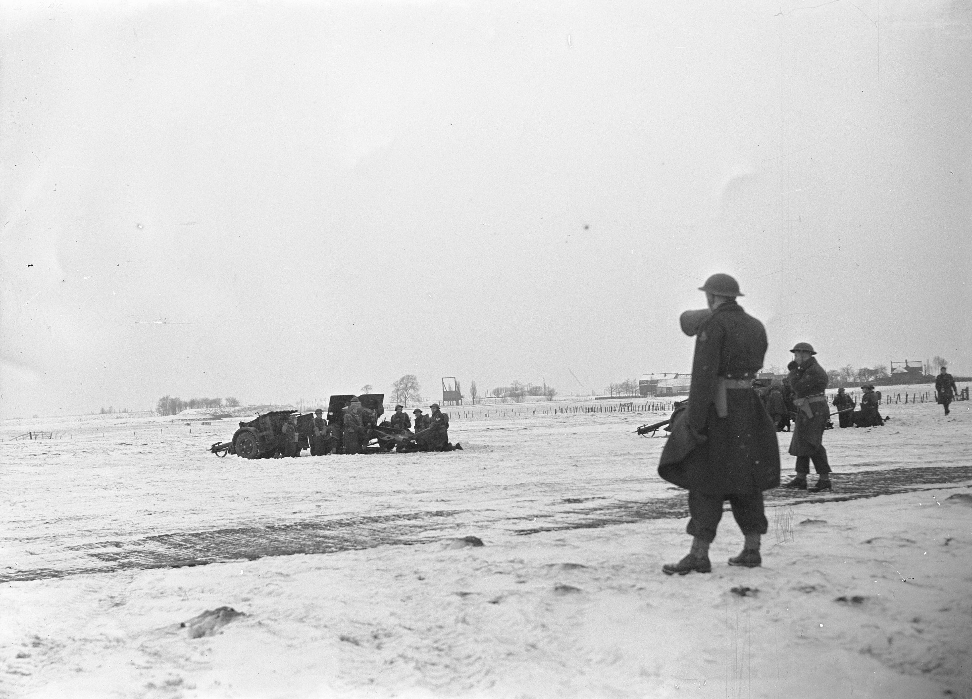 Fotocollectie Anefo — Saluutbatterij Baarn oefent — Foto: Sagers, Harry / Anefo. Licentie: Set B: Rechtenvrij / Publiek Domein. Bron: Nationaal Archief. http://hdl.handle.net/10648/a8a5302e-d0b4-102d-bcf8-003048976d84