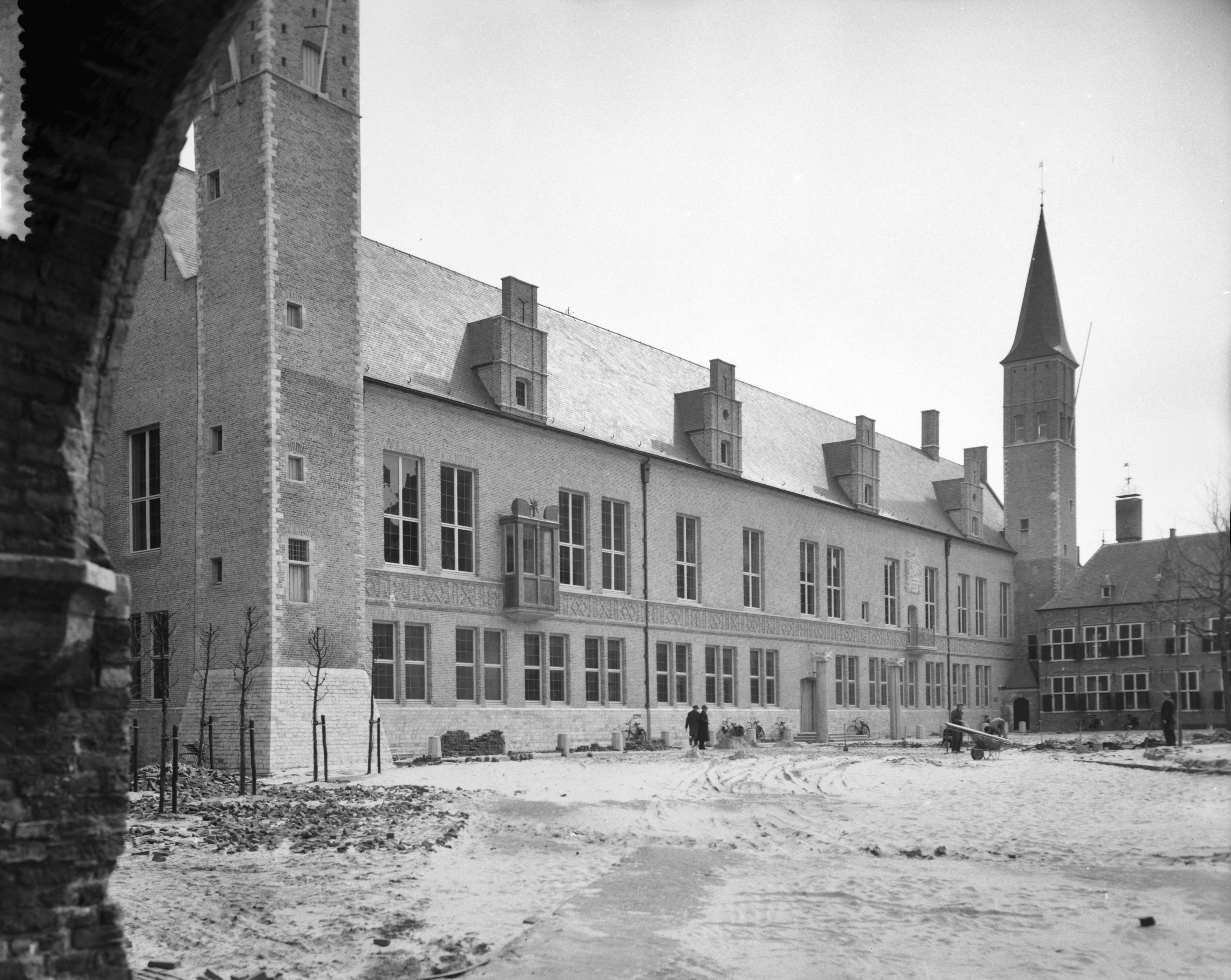 Fotocollectie Anefo — Zeeuws provinciehuis in Middelburg dat op 17 mei aanstaande door koningin Juliana geopend zal worden. Exterieur van het provinciehuis — Foto: Bilsen, Joop van / Anefo. Licentie: Set B: Rechtenvrij / Publiek Domein. Bron: Nationaal Archief. http://hdl.handle.net/10648/a9ac6fd2-d0b4-102d-bcf8-003048976d84