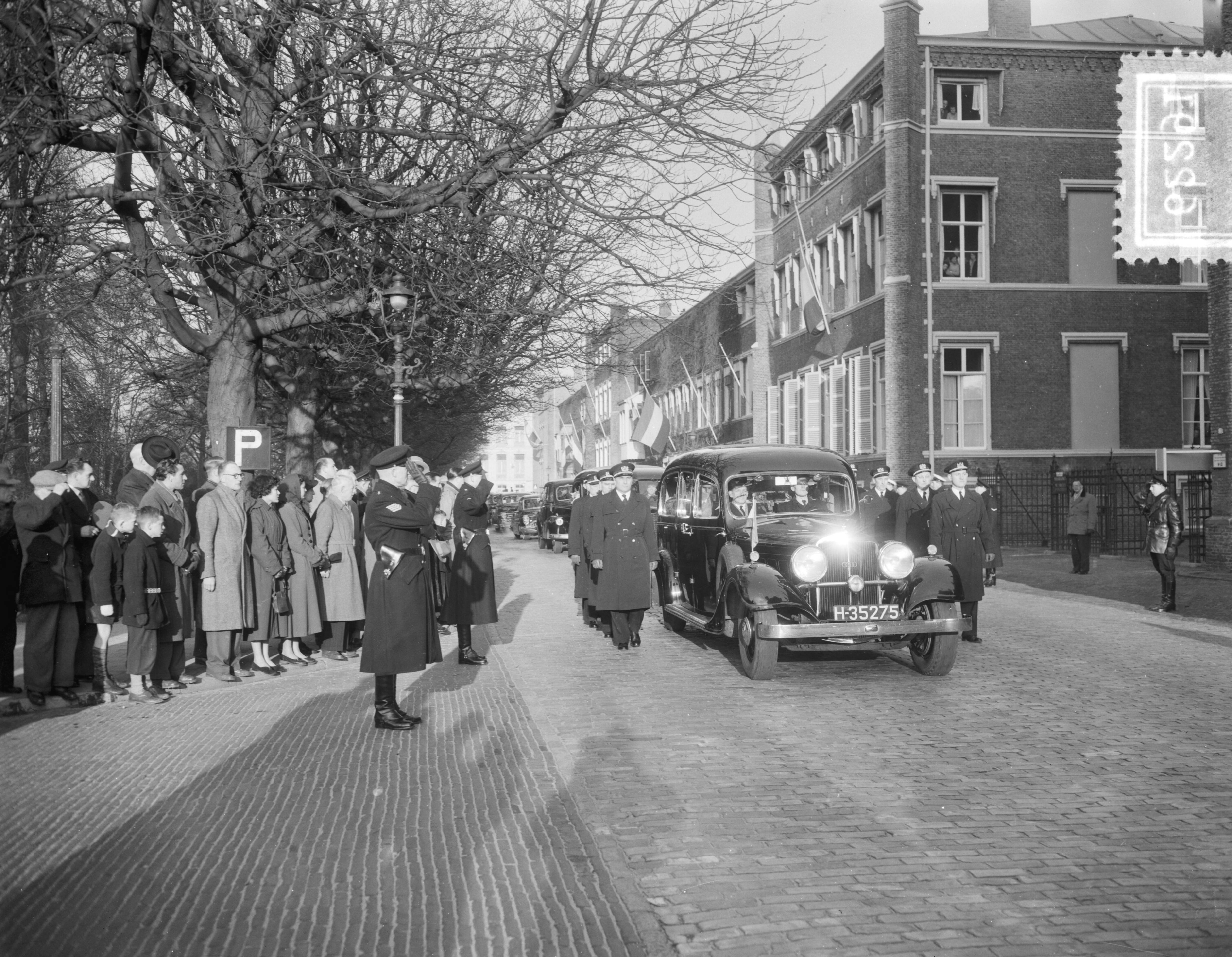 Fotocollectie Anefo — Uitvaart van dr. Albert Plesman in Den Haag — Foto: Duinen, G.W. van / Anefo. Licentie: Set B: Rechtenvrij / Publiek Domein. Bron: Nationaal Archief. http://hdl.handle.net/10648/a91aab24-d0b4-102d-bcf8-003048976d84