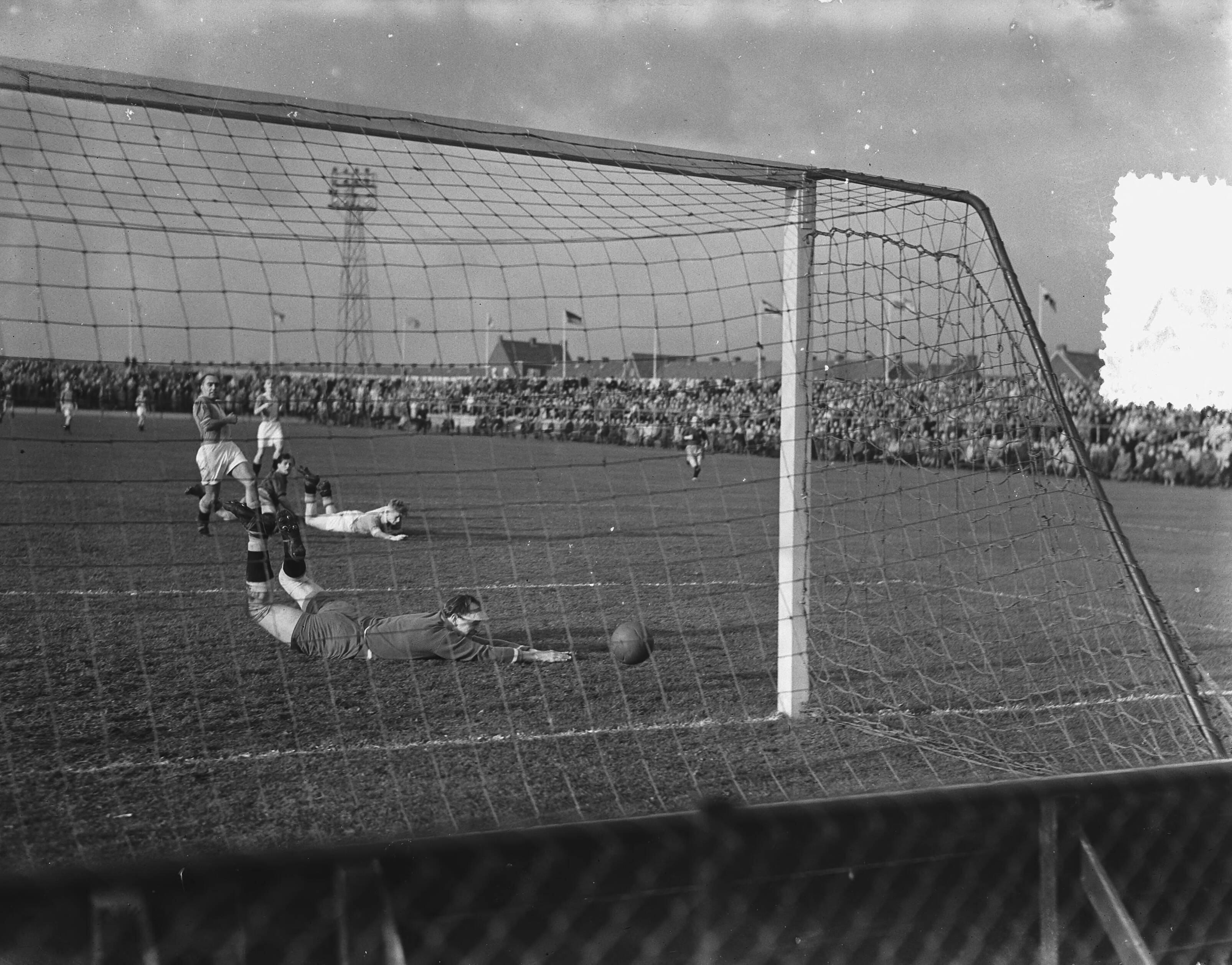 Fotocollectie Anefo — Voetbal. Haarlem tegen Go Ahead 3-2. Spelmoment voor het doel van Go Ahead — Foto: Noske, J.D. / Anefo. Licentie: Set B: Rechtenvrij / Publiek Domein. Bron: Nationaal Archief. http://hdl.handle.net/10648/a902059c-d0b4-102d-bcf8-003048976d84