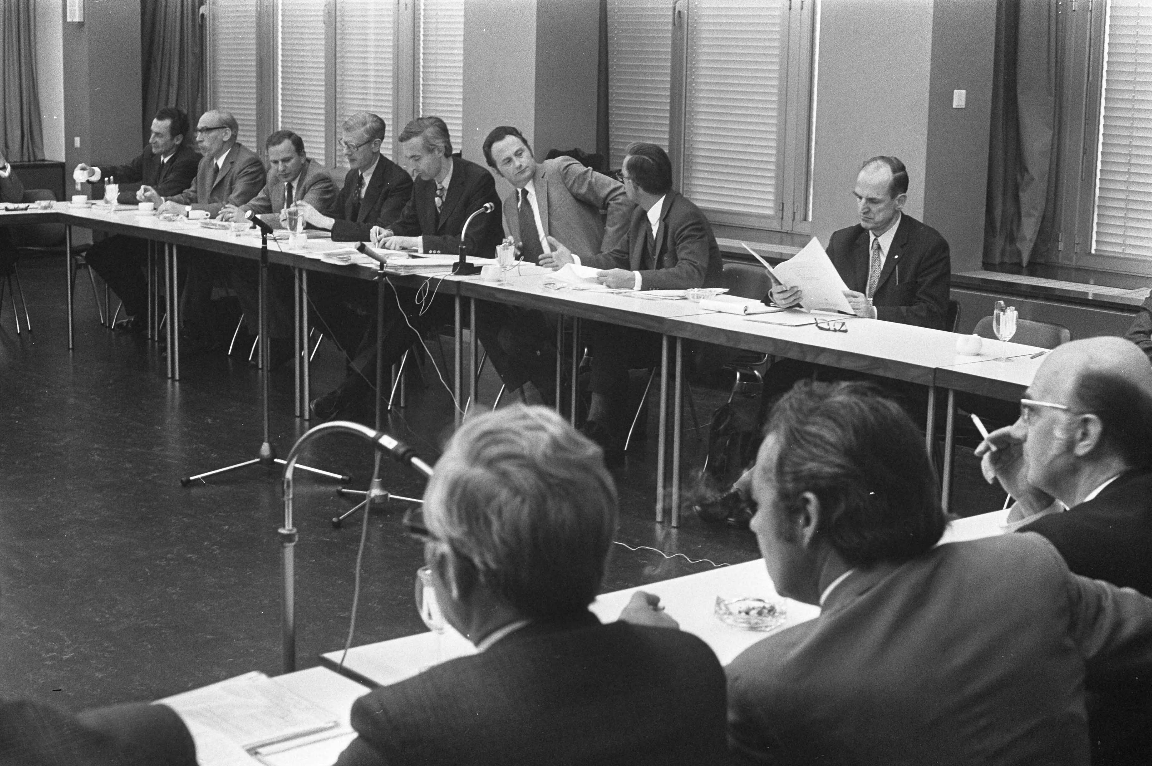 Overleg regering en bedrijfsleven in Den Haag — Op voorgrond (r) Harry ter Heide (voorzitter NVV) en op achtergrond de ministers, waaronder minister van Sociale Zaken Jaap Boersma (3e van rechts op foto) tijdens overleg in Den Haag — Foto: Fotograaf Onbekend / Anefo. Licentie: Set B: Rechtenvrij / Publiek Domein. Bron: Nationaal Archief. http://hdl.handle.net/10648/abee9fe0-d0b4-102d-bcf8-003048976d84