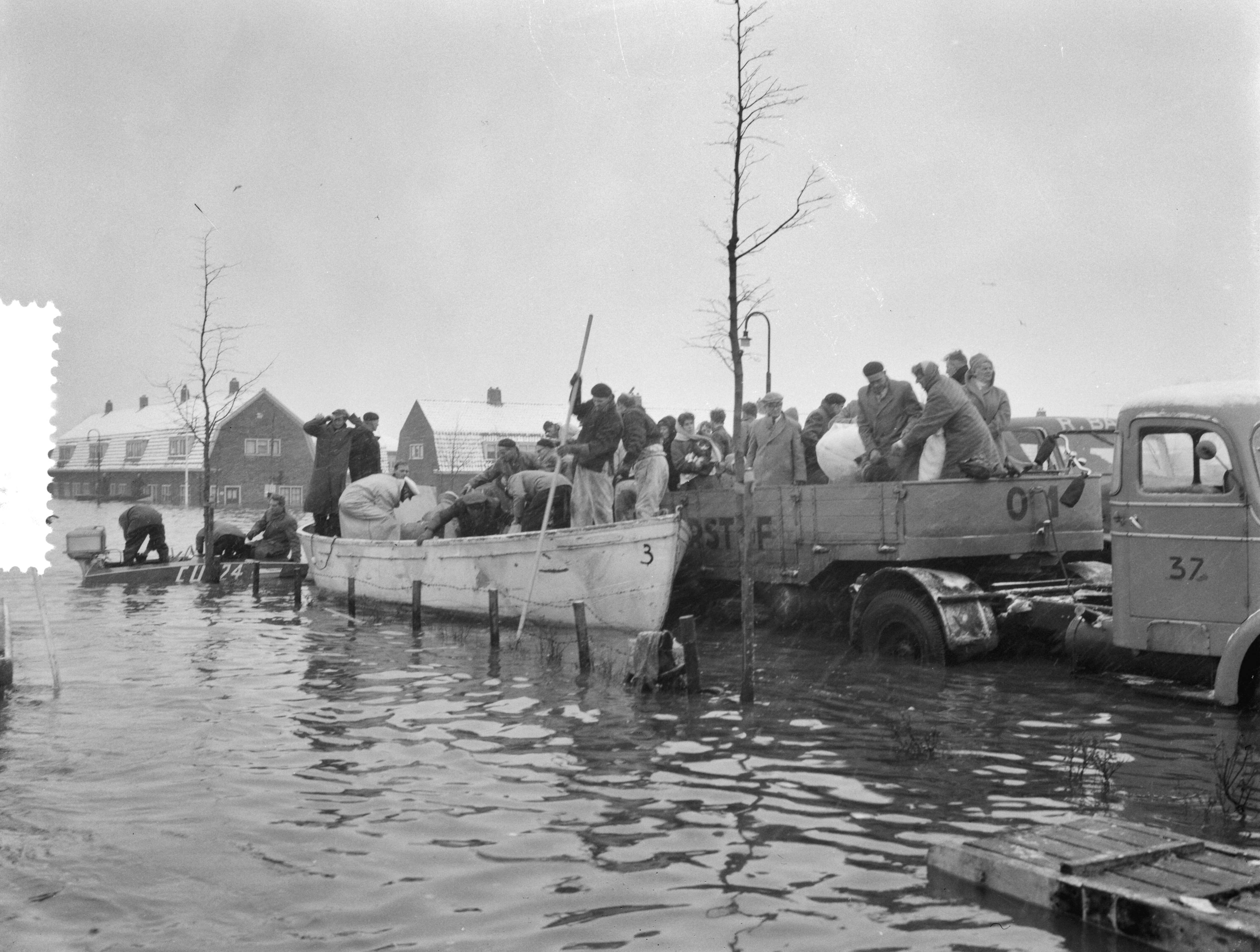 Ramp Tuindorp Oostzaan — Foto: Rossem, Wim van / Anefo. — Licentie: Set B: Rechtenvrij / Publiek Domein. Bron: Nationaal Archief. http://hdl.handle.net/10648/a9a5a06c-d0b4-102d-bcf8-003048976d84