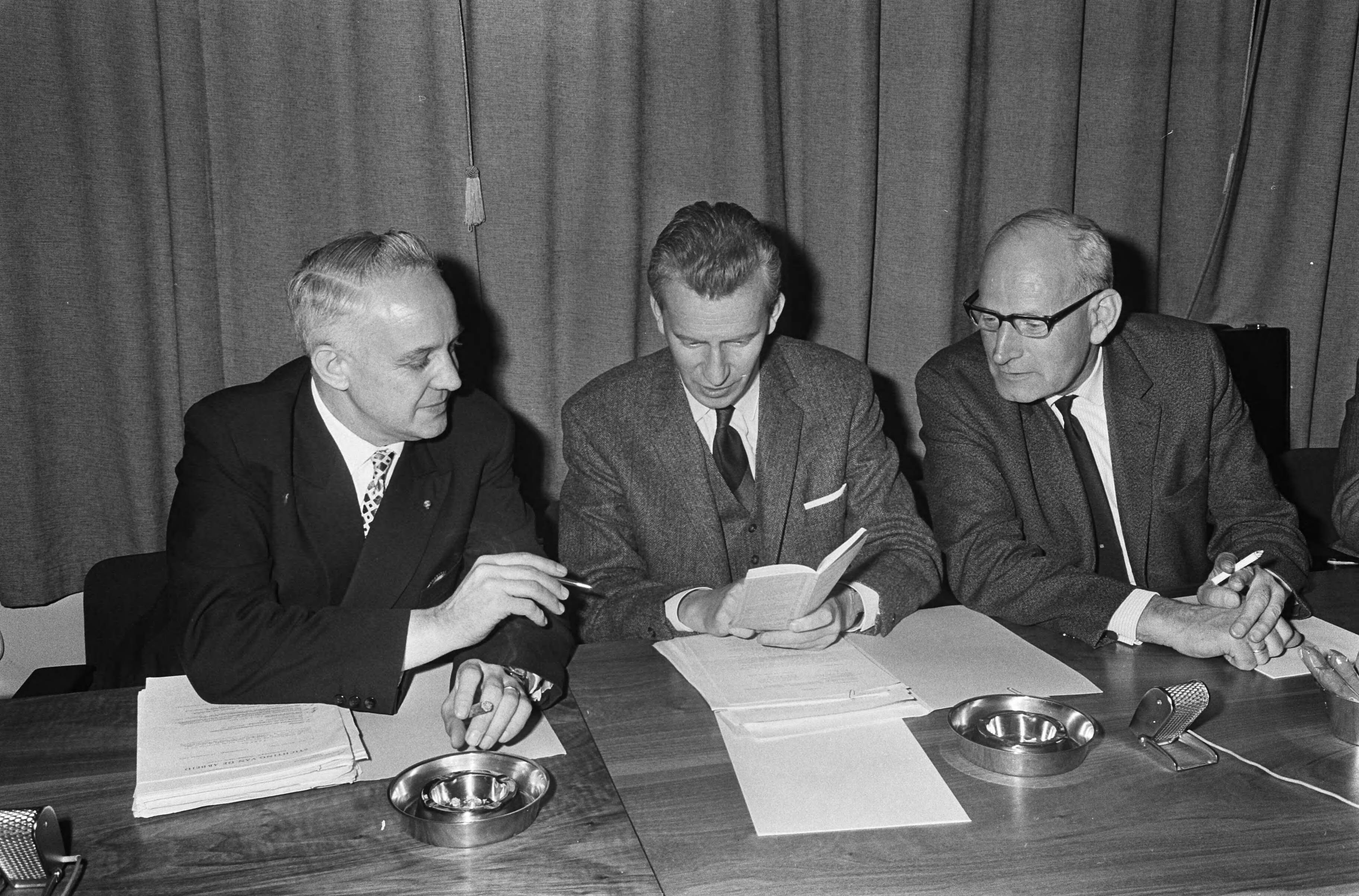 Loonoverleg te Voorburg — Vertegenwoordigers van de werknemers, v.l.n.r. de heren Mertens (NKV), Kloos (NVV) en Van Eibergen (CNV) — Foto: Fotograaf Onbekend / Anefo. Licentie: Set B: Rechtenvrij / Publiek Domein. Bron: Nationaal Archief. http://hdl.handle.net/10648/aacfc3f0-d0b4-102d-bcf8-003048976d84