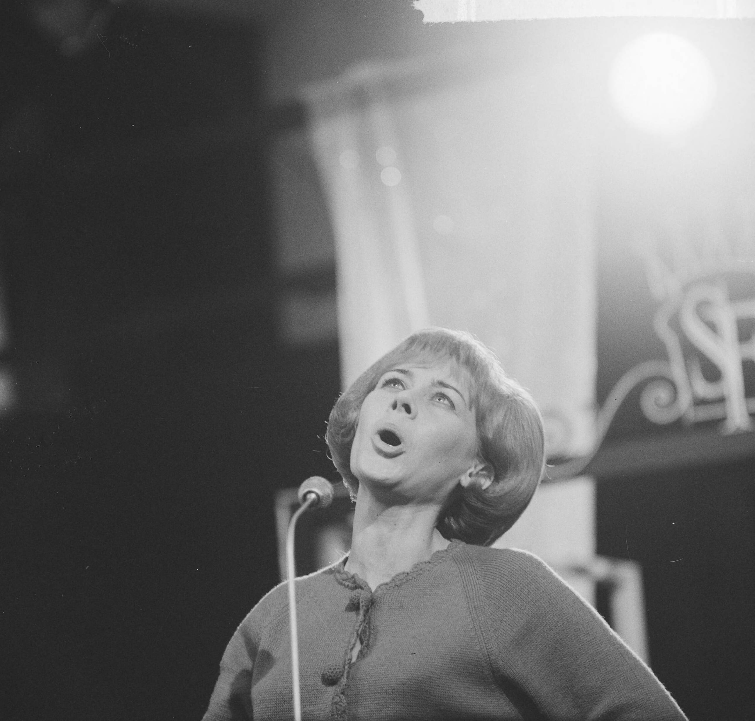 Fotocollectie Anefo — Finale Nationaal Songfestival 1965, winnares Conny Vandenbos (zingend) — Foto: Nijs, Jac. de / Anefo. Licentie: Set B: Rechtenvrij / Publiek Domein. Bron: Nationaal Archief. http://hdl.handle.net/10648/aa92d300-d0b4-102d-bcf8-003048976d84