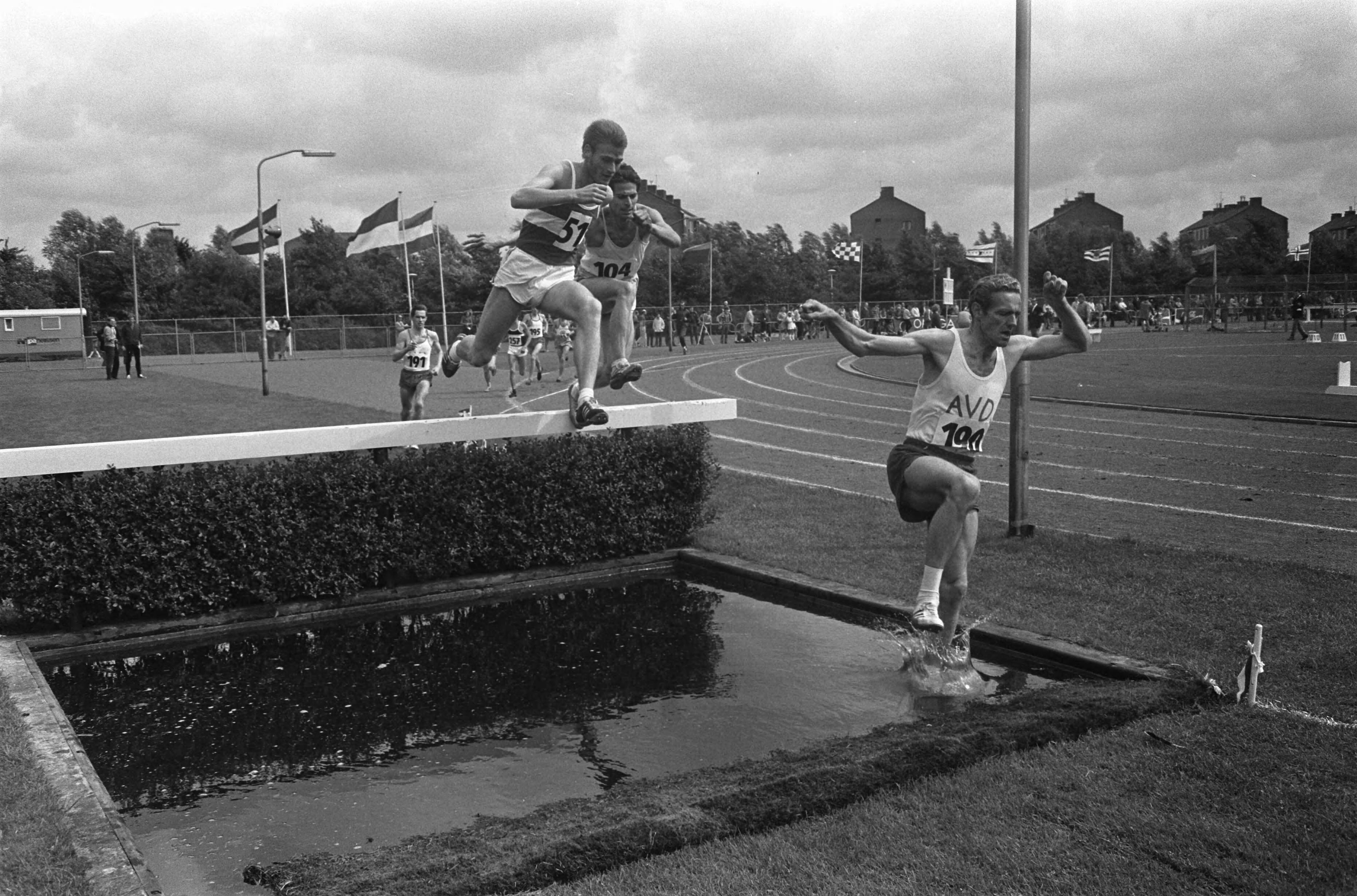 Fotocollectie Anefo — Nationale atletiekkampioenschappen in Haarlem; 3.000 met steeple-chase, rechts winnaar E. Nijstadt — Foto: Koch, Eric / Anefo. Licentie: Set B: Rechtenvrij / Publiek Domein. Bron: Nationaal Archief. http://hdl.handle.net/10648/ab9e0dc8-d0b4-102d-bcf8-003048976d84