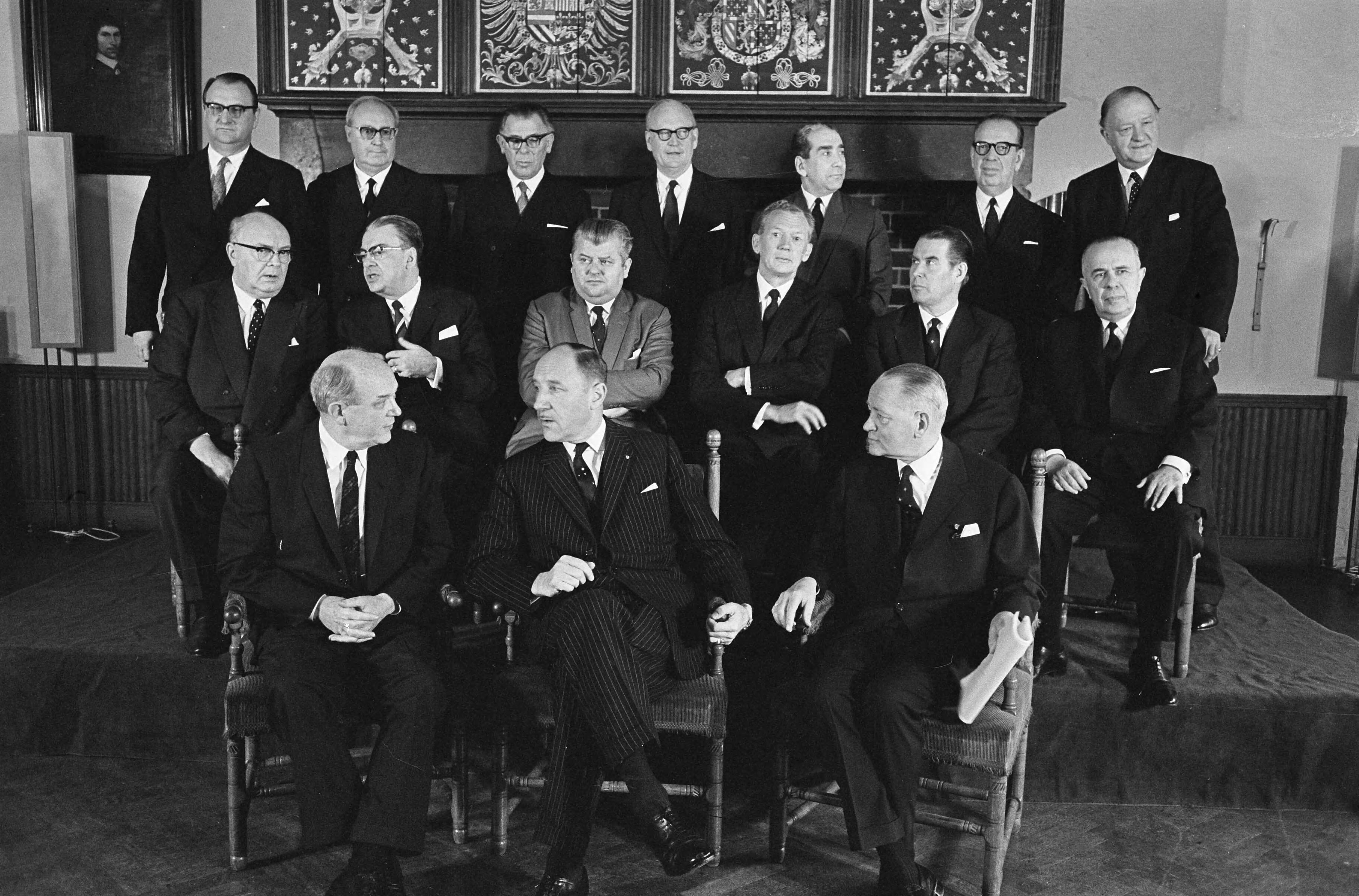 Fotocollectie Anefo — Opening NATO conferentie te Den Haag , nr. 17 Luns en Schroder — Foto: Pot, Harry / Anefo. Licentie: Set B: Rechtenvrij / Publiek Domein. Bron: Nationaal Archief. http://hdl.handle.net/10648/aa68df96-d0b4-102d-bcf8-003048976d84