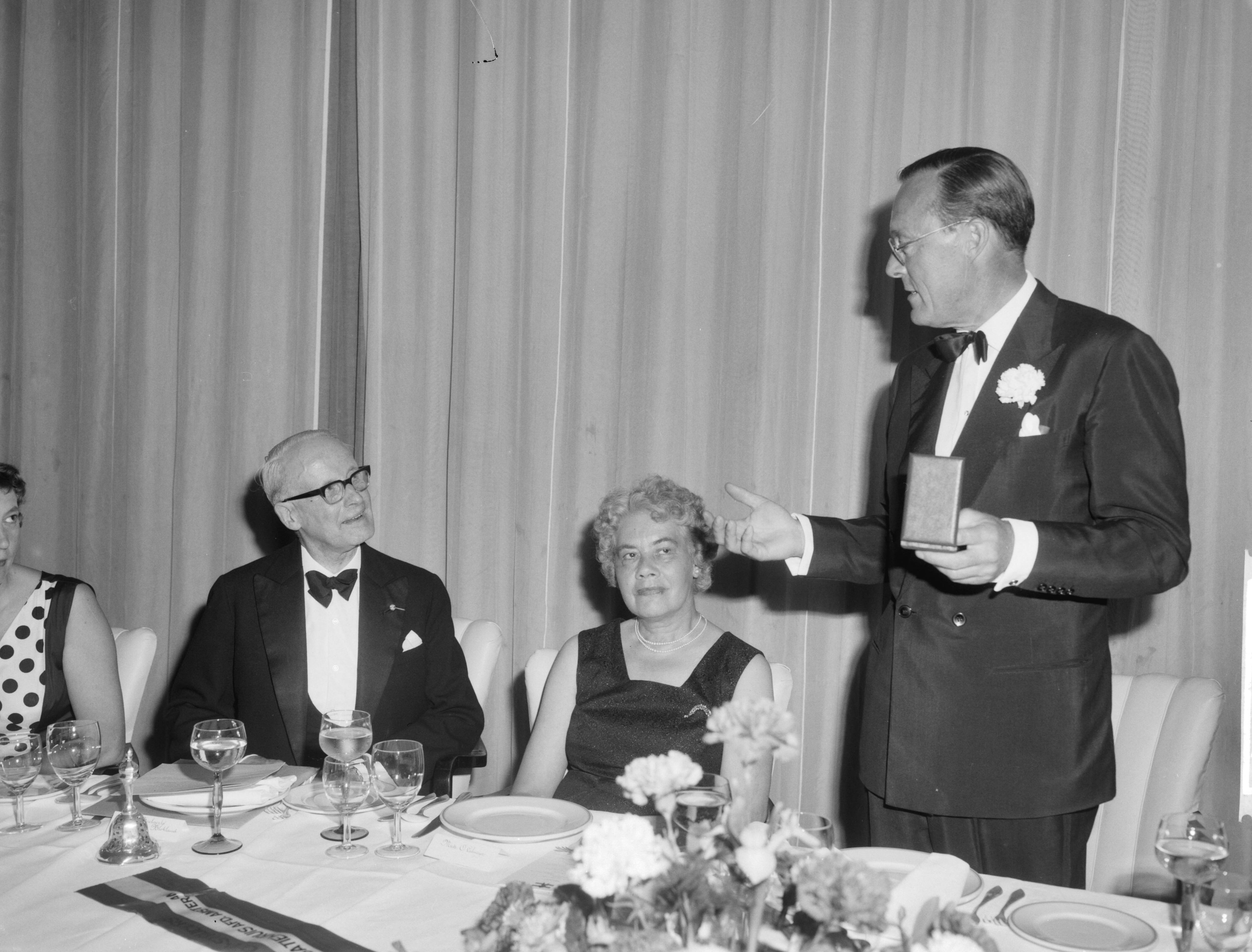Fotocollectie Anefo — Koninklijke Nederlandse Vereniging "Ons Leger" biedt prins Bernhard de Prins Maurits medaille aan. Jhr. F. Beelaerts van Blokland , mevrouw Calmeyer en prins Bernhard — Foto: Bilsen, Joop van / Anefo. Licentie: Set B: Rechtenvrij / Publiek Domein. Bron: Nationaal Archief. http://hdl.handle.net/10648/aa0d51ee-d0b4-102d-bcf8-003048976d84