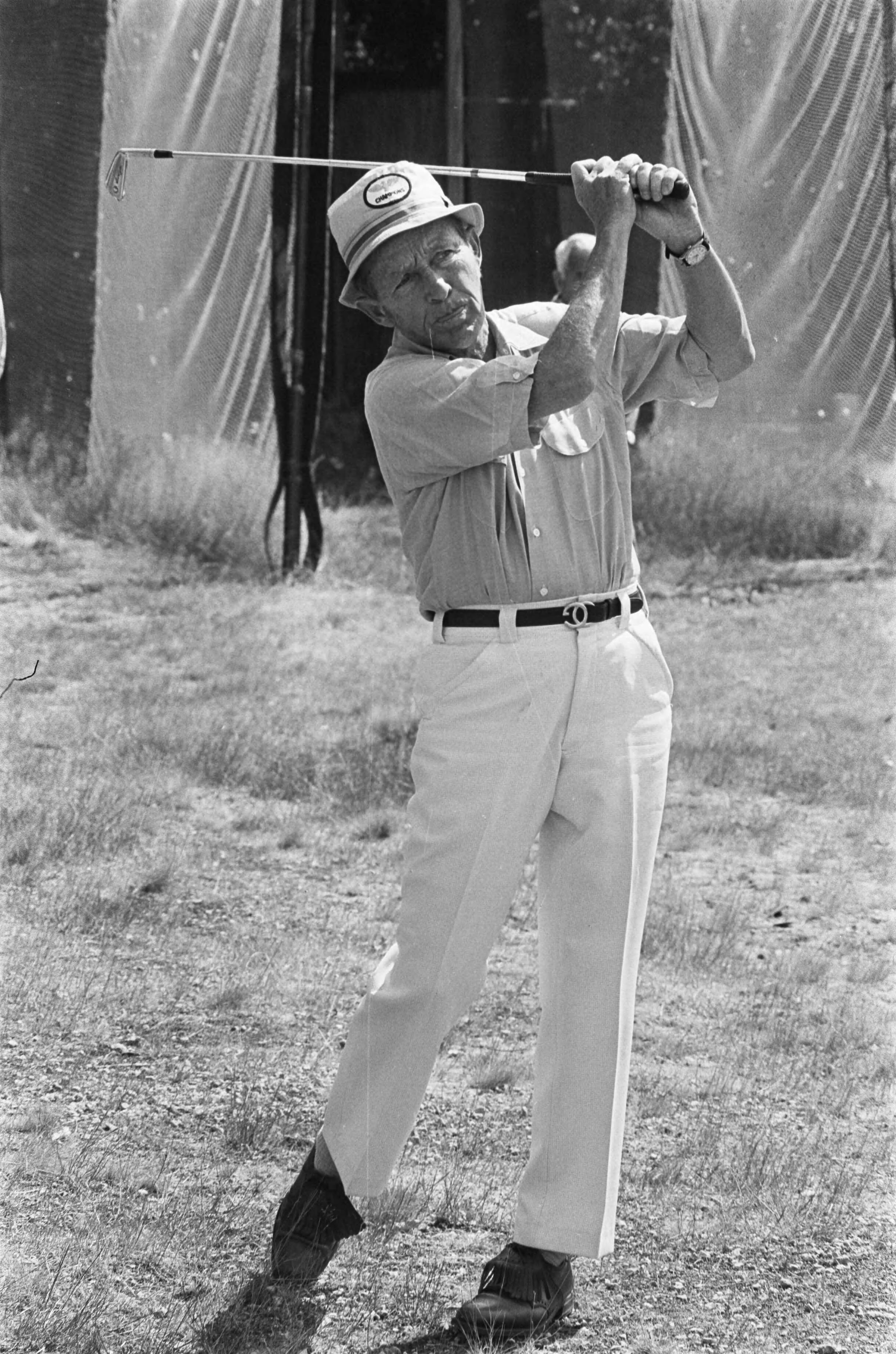Bing Crosby en Pieter van Vollenhoven op het American Express Pro-Am golftoernooi 1975 — Bing Crosby slaat zijn golfbal — Foto: Verhoeff, Bert / Anefo. Licentie: Set B: Rechtenvrij / Publiek Domein. Bron: Nationaal Archief. http://hdl.handle.net/10648/ac6f1d96-d0b4-102d-bcf8-003048976d84