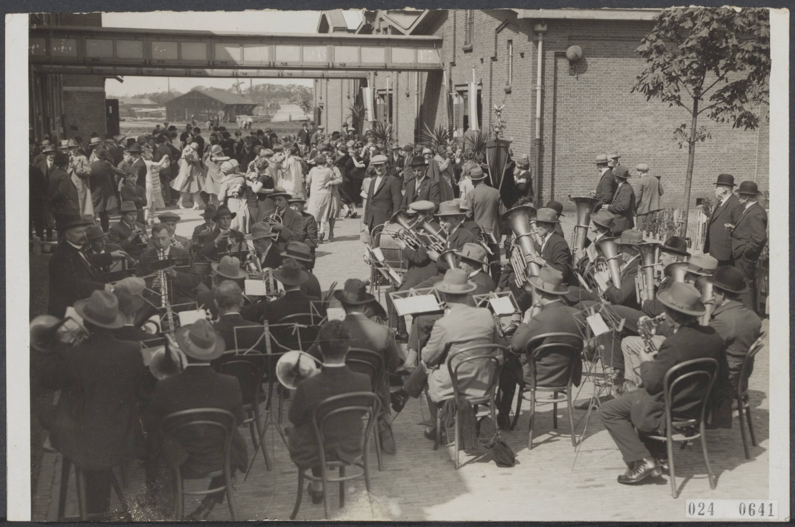 Fotocollectie Elsevier Binnenland — 40-jarig betaan Verkade's Fabrieken te Zaandam [arbeidsters dansen bij muziek van de Verkade harmonie] — Foto: Onbekend / Publiek Domein of Rechtenvrij. Licentie: Set B: Rechtenvrij / Publiek Domein. Bron: Nationaal Archief. http://hdl.handle.net/10648/add80b20-d0b4-102d-bcf8-003048976d84