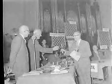 Fotocollectie Anefo — Marcel Deslaurier (Canada) wereldkampioen dammen. Uitreiking prijzen door de burgemeester — Foto: Behrens, Herbert F. / Anefo. Licentie: Set B: Rechtenvrij / Publiek Domein. Bron: Nationaal Archief. http://hdl.handle.net/10648/a953965a-d0b4-102d-bcf8-003048976d84