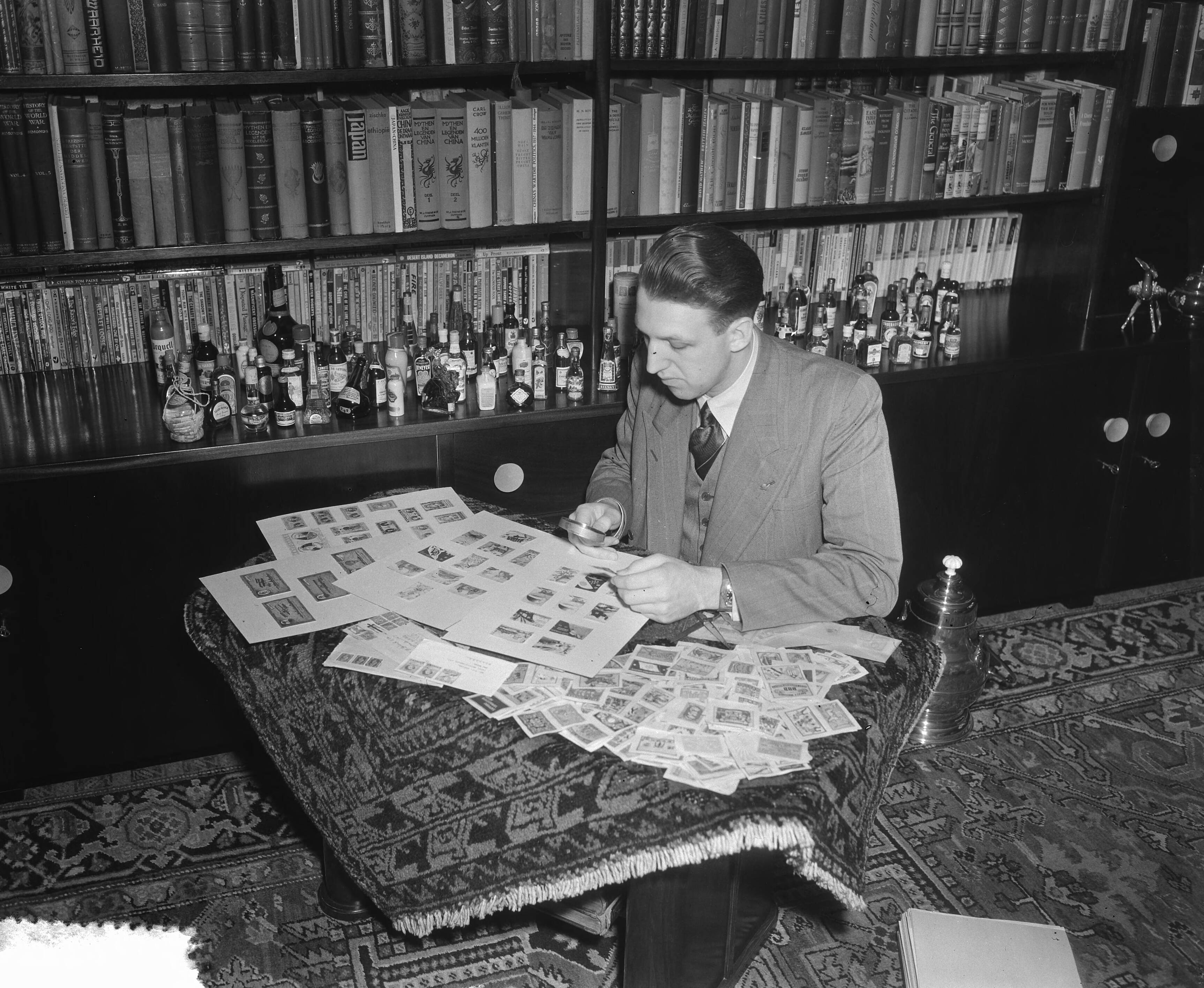 Fotocollectie Anefo — Heer Gelink foto-afdeling ZZM Den Haag [een man bekijkt postzegels] — Foto: Duinen, H. van / Anefo. Licentie: Set B: Rechtenvrij / Publiek Domein. Bron: Nationaal Archief. http://hdl.handle.net/10648/a8f063dc-d0b4-102d-bcf8-003048976d84