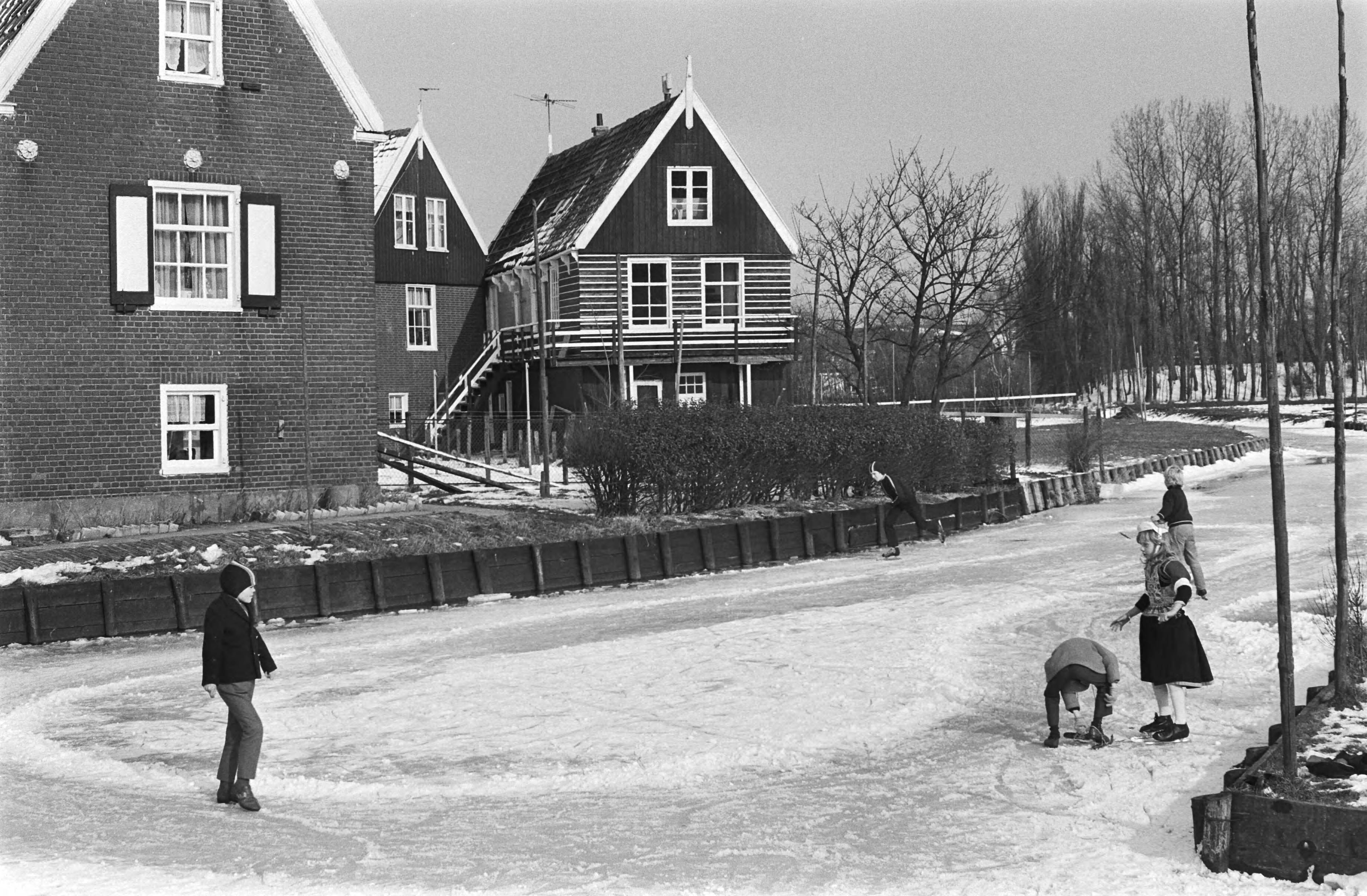 Schaatsers op de Gouwzee tussen Volendam en Marken — Schaatsers in Marken — Foto: Fotograaf Onbekend / Anefo. Licentie: Set B: Rechtenvrij / Publiek Domein. Bron: Nationaal Archief. http://hdl.handle.net/10648/abb64c4e-d0b4-102d-bcf8-003048976d84