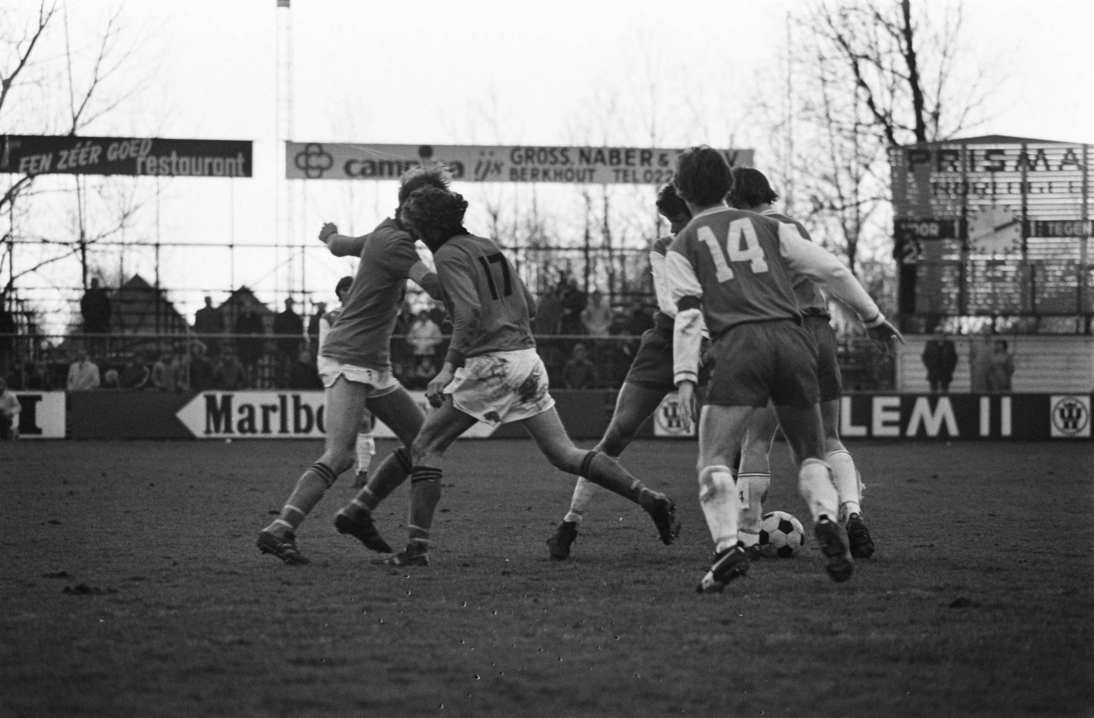 Fotocollectie Anefo — Volendam tegen Haarlem 3-1 (3e rond KNVB beker ); spelmomenten — Foto: Mieremet, Rob / Anefo. Licentie: Set B: Rechtenvrij / Publiek Domein. Bron: Nationaal Archief. http://hdl.handle.net/10648/ac5dfe4e-d0b4-102d-bcf8-003048976d84