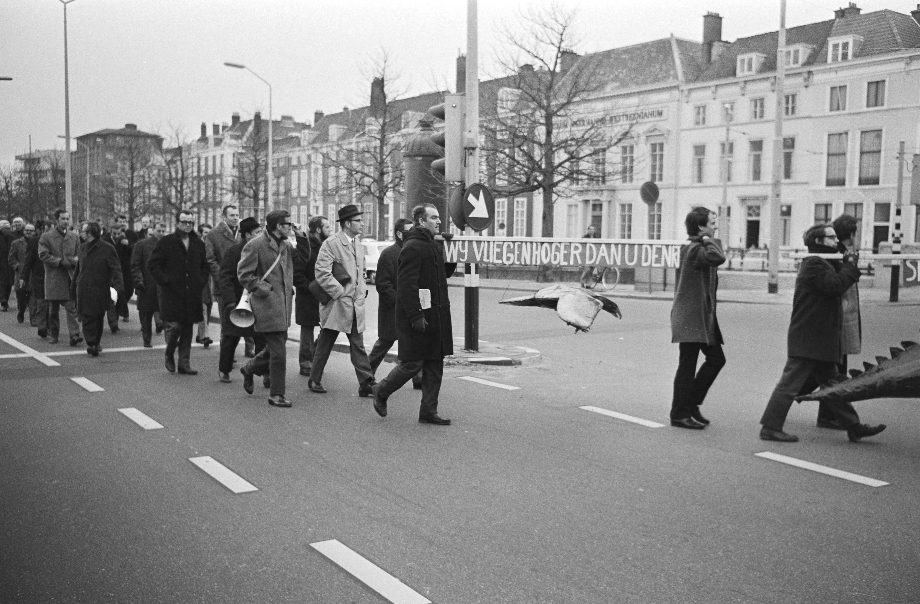 Fotocollectie Anefo — Leraren bij Middelbaar Technisch Onderwijs demonstreren in Den Haag — Foto: Punt, W. / Anefo. Licentie: Set B: Rechtenvrij / Publiek Domein. Bron: Nationaal Archief. http://hdl.handle.net/10648/abad88a2-d0b4-102d-bcf8-003048976d84