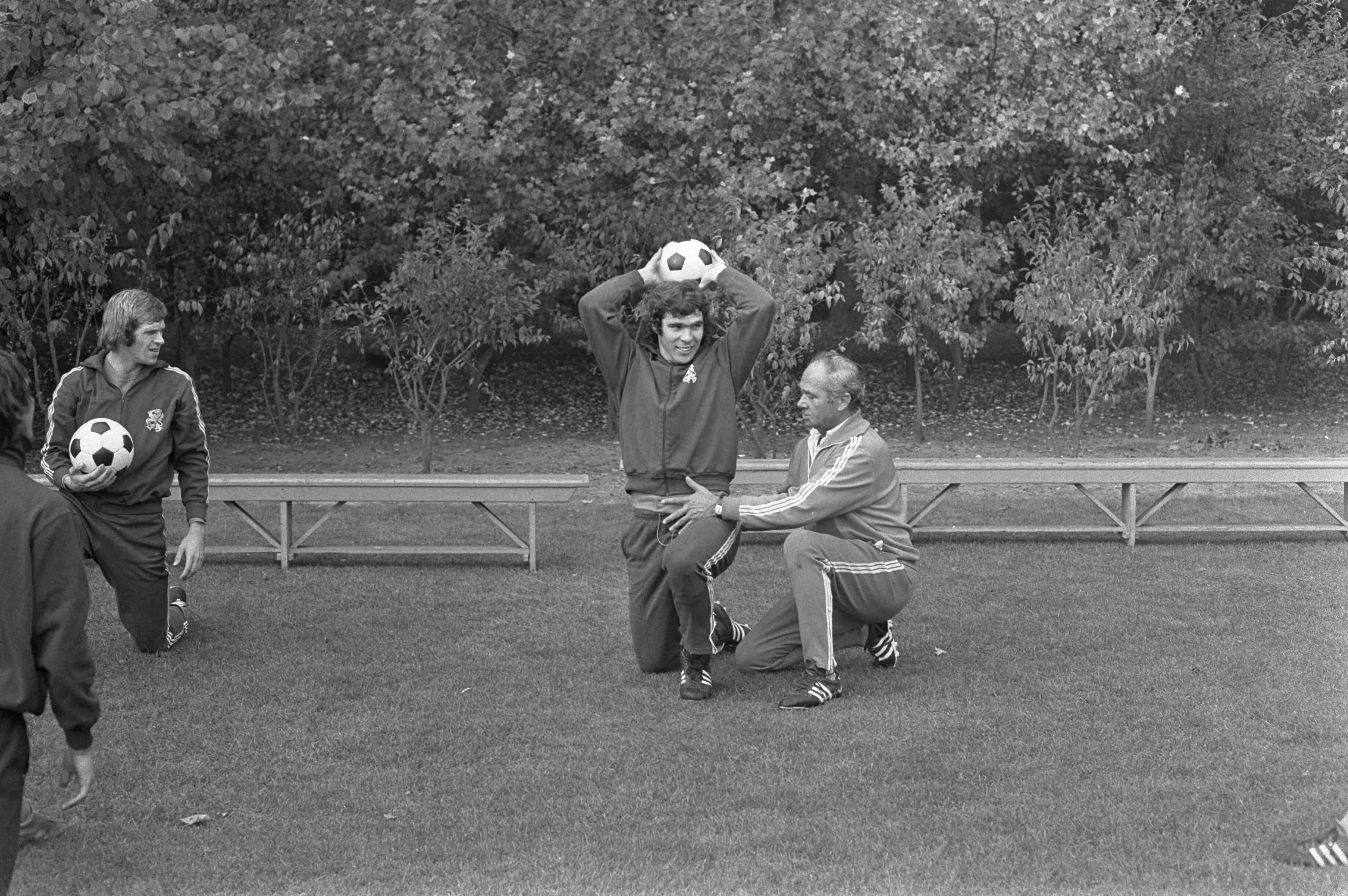 Fotocollectie Anefo — Nederlands elftal traint in Zeist, Fadrhone helpt Van Hanegem — Foto: Peters, Hans / Anefo. Licentie: Set B: Rechtenvrij / Publiek Domein. Bron: Nationaal Archief. http://hdl.handle.net/10648/abf8d0f0-d0b4-102d-bcf8-003048976d84