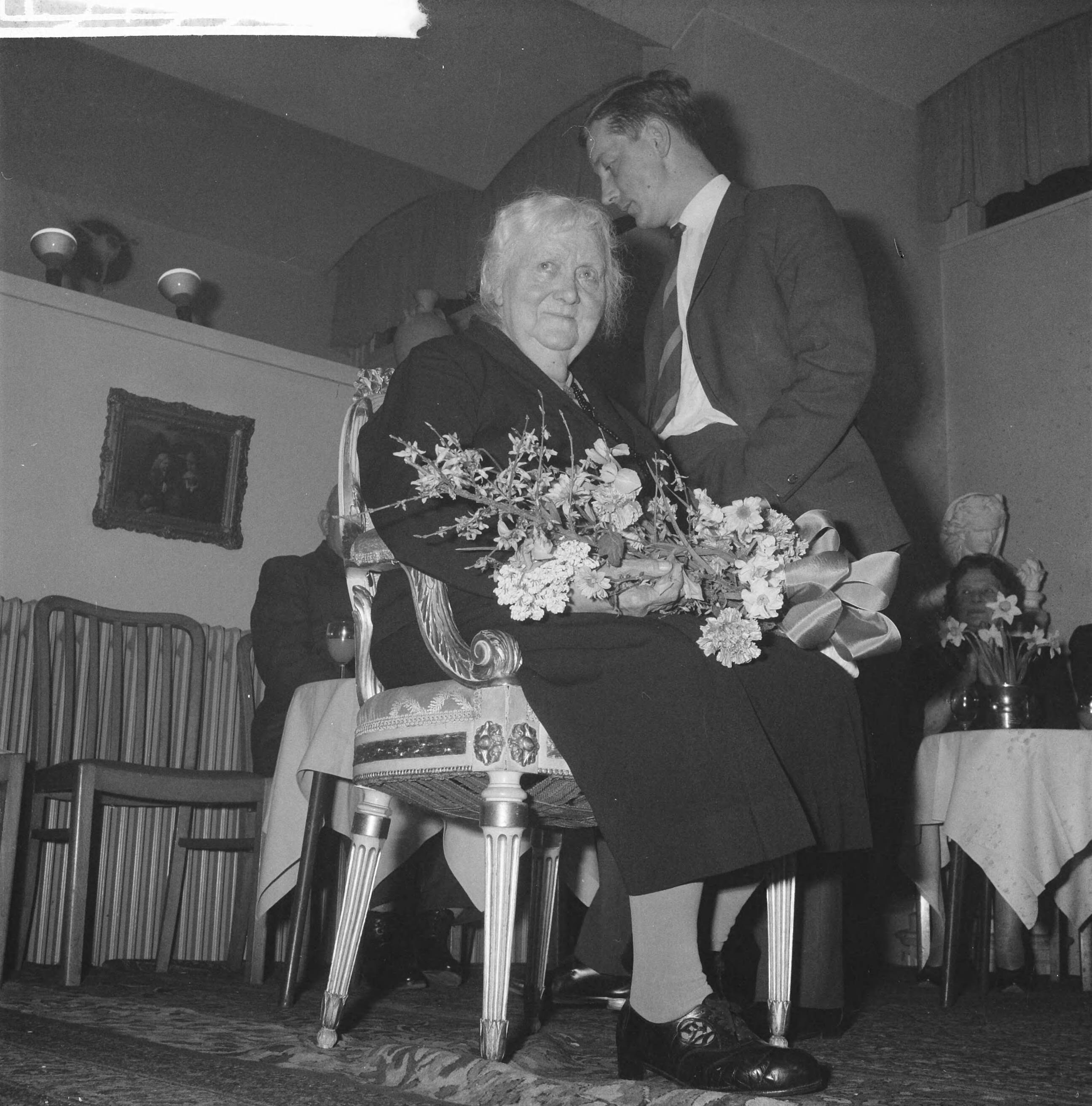 Fotocollectie Anefo — VARA-radioprogramma "Dit is uw Leven". mevrouw H. ter Hall-Köhler — Foto: Nijs, Jac. de / Anefo. Licentie: Set B: Rechtenvrij / Publiek Domein. Bron: Nationaal Archief. http://hdl.handle.net/10648/a9f7de7c-d0b4-102d-bcf8-003048976d84