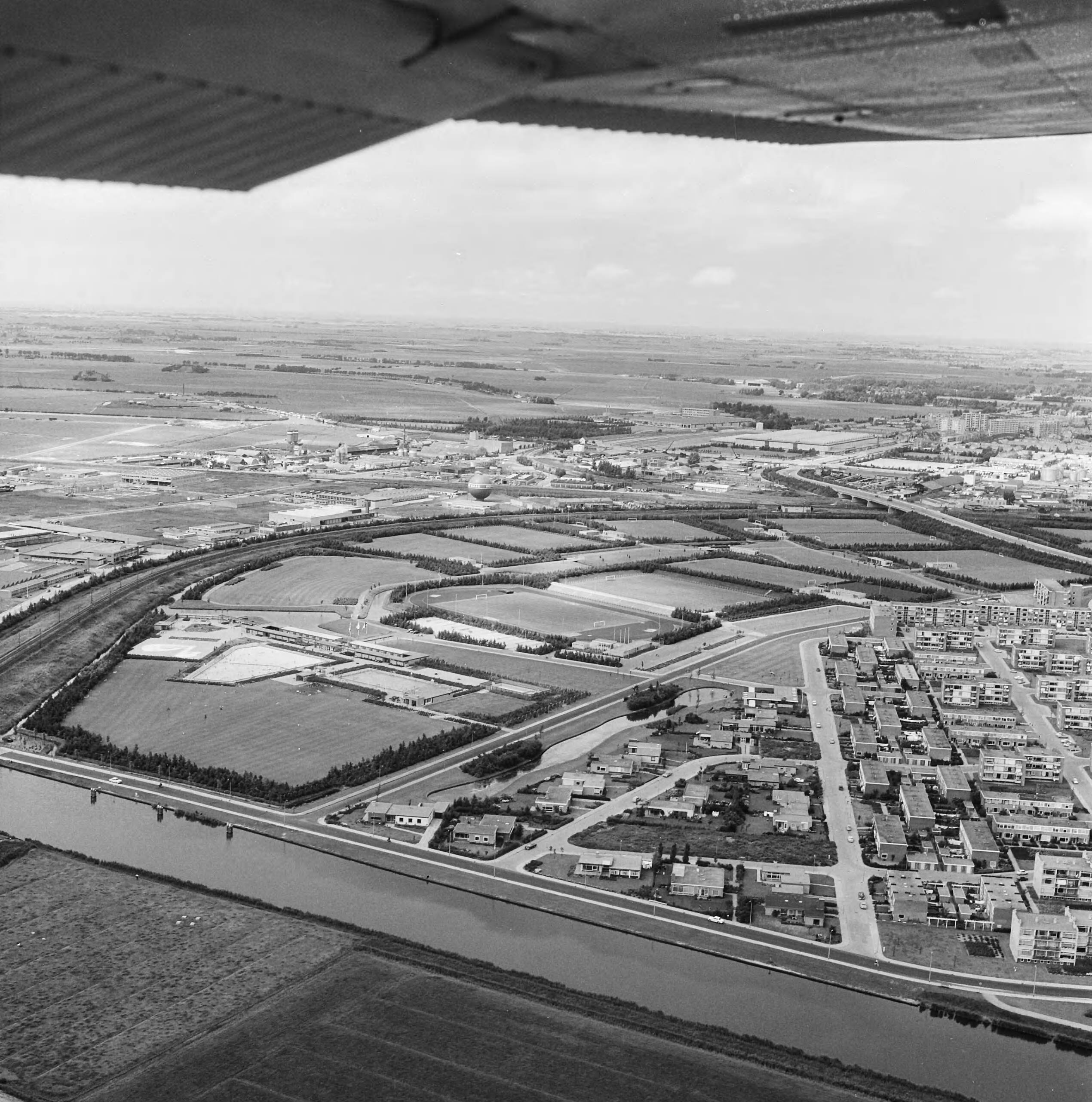 Fotocollectie Nederlandse Heidemaatschappij — Luchtopname. Openluchtzwembad Nijlân te Leeuwarden — Foto: Fotograaf Onbekend / Heidemij. Licentie: Set B: Rechtenvrij / Publiek Domein. Bron: Nationaal Archief. http://hdl.handle.net/10648/ae4f98c0-d0b4-102d-bcf8-003048976d84