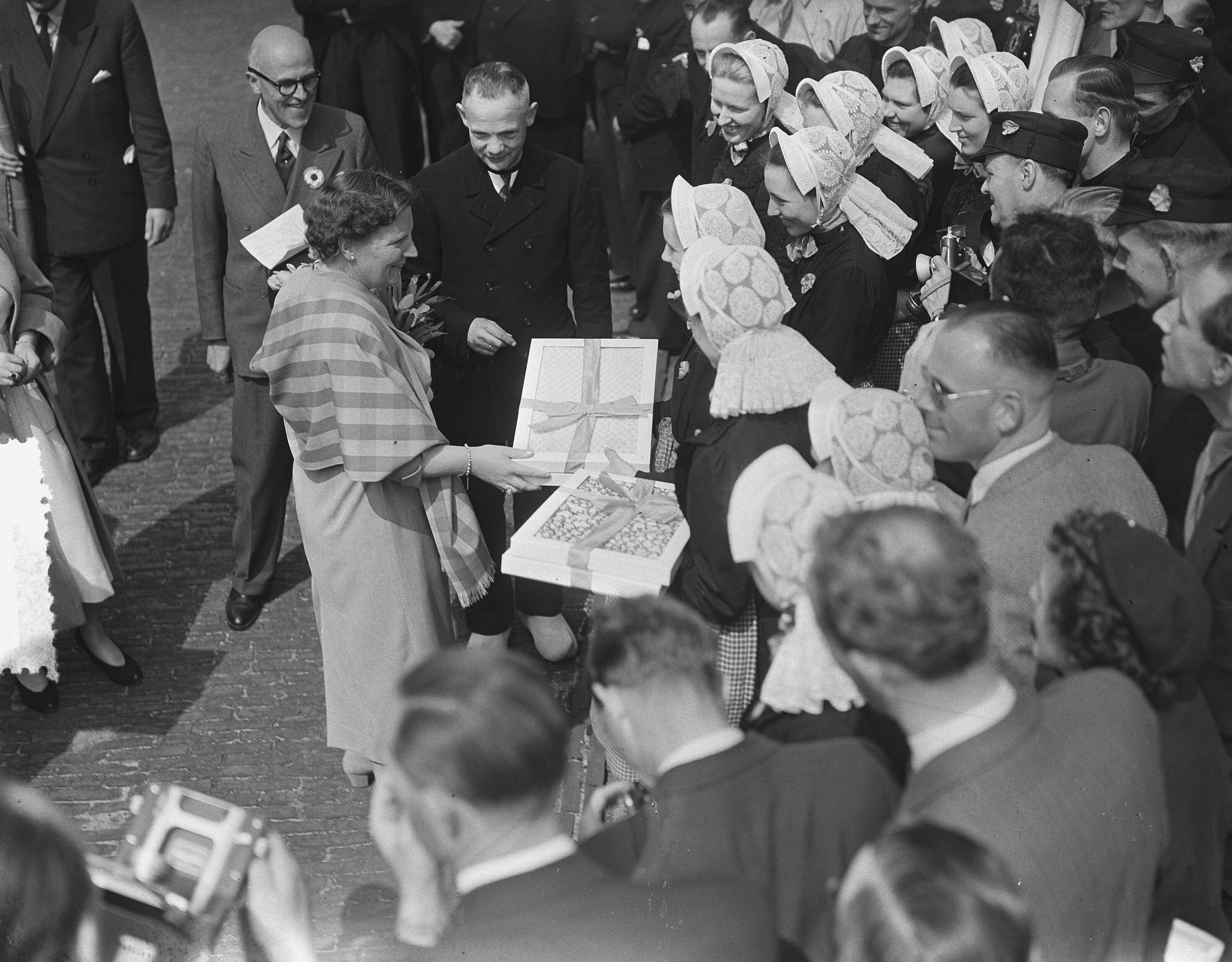 Koninginnedag 1954 — Koninginnedag. Defilé op paleis Soestdijk. Aanbieden geschenk — Foto: Bilsen, Joop van / Anefo. Licentie: Set B: Rechtenvrij / Publiek Domein. Bron: Nationaal Archief. http://hdl.handle.net/10648/a92139ee-d0b4-102d-bcf8-003048976d84