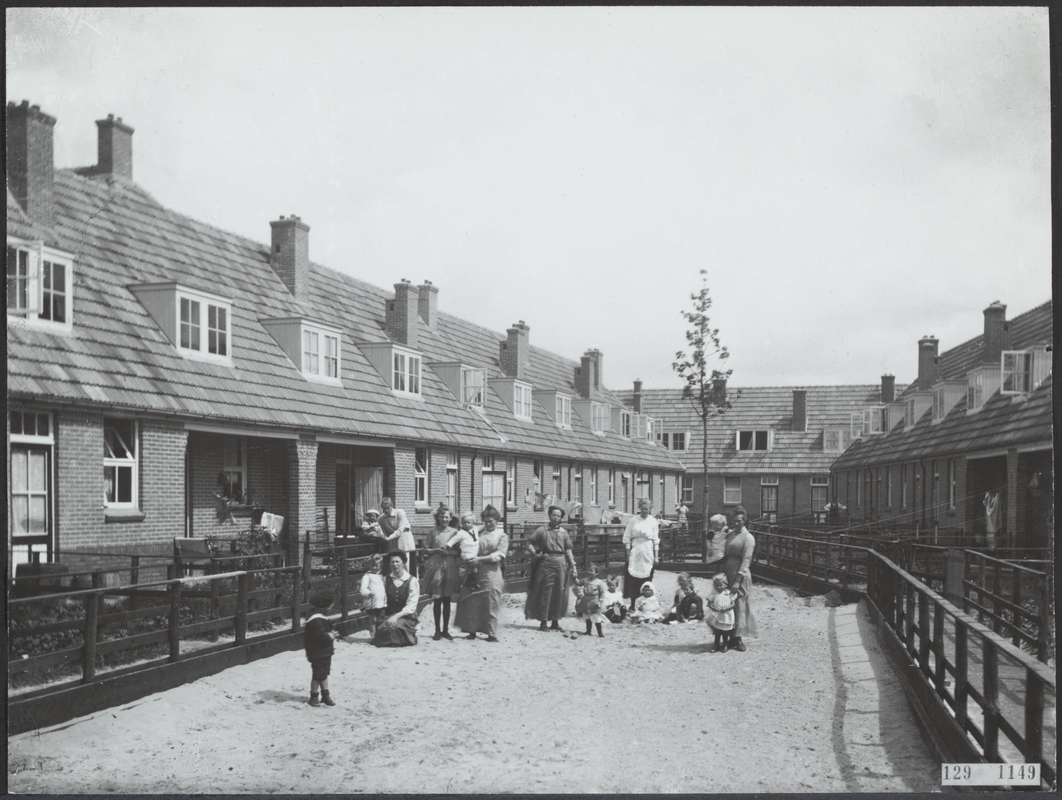 Fotocollectie Rijksvoorlichtingsdienst Eigen — Achtergevels Molenslootstraat. Laakweg, Den Haag (ca. 1917) — Foto: Fotodienst Gemeente Den Haag. Licentie: Set B: Rechtenvrij / Publiek Domein. Bron: Nationaal Archief. http://hdl.handle.net/10648/af48d16a-d0b4-102d-bcf8-003048976d84