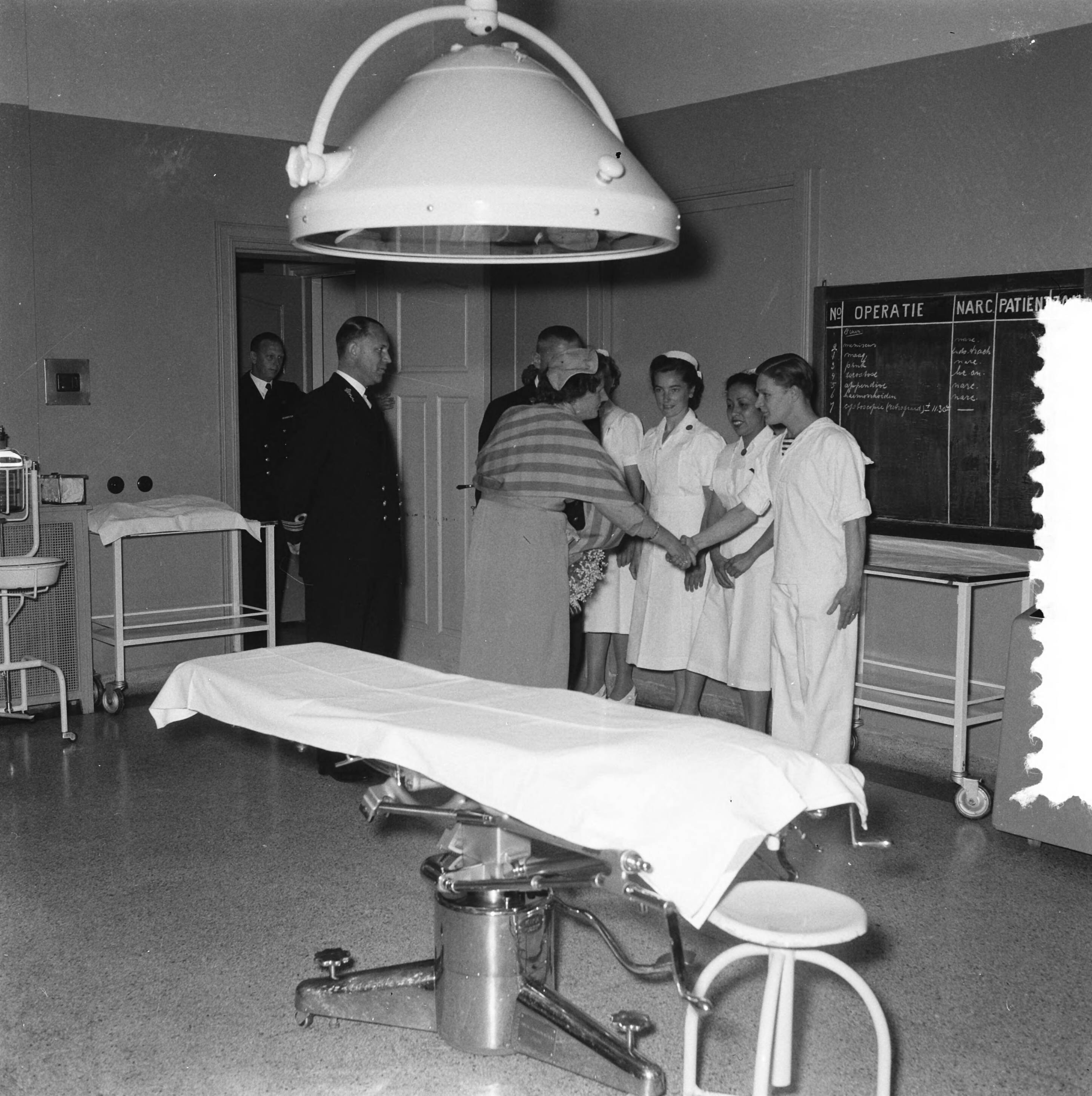 Fotocollectie Anefo — Koningin Juliana bezoekt het Marine Hospitaal in Overveen — Foto: Noske, J.D. / Anefo. Licentie: Set B: Rechtenvrij / Publiek Domein. Bron: Nationaal Archief. http://hdl.handle.net/10648/a923117e-d0b4-102d-bcf8-003048976d84