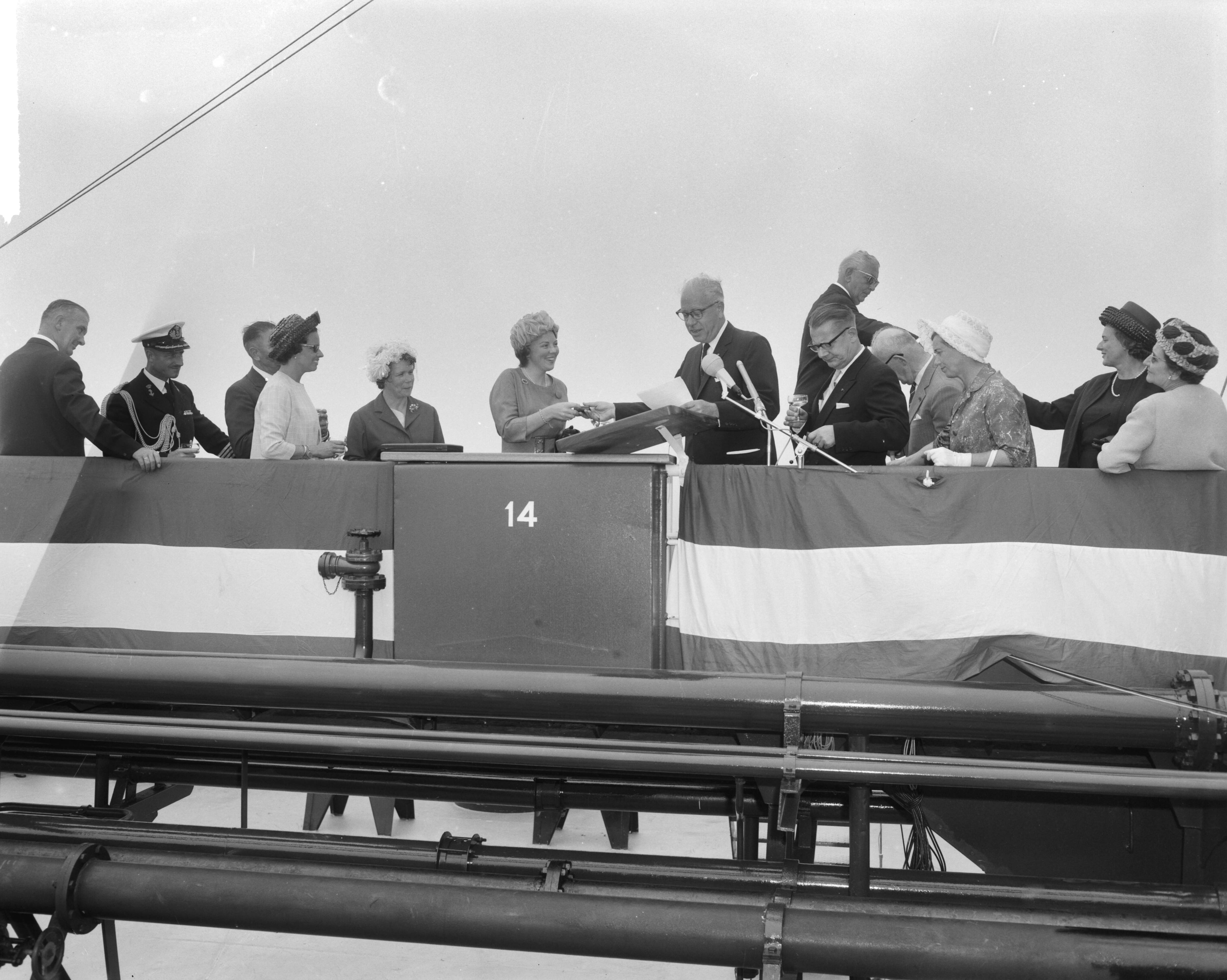 Fotocollectie Anefo — Prinses Beatrix doopte de grootste tanker "Esso Den Haag" op de Noordzee. De president-directeur van Esso Nederland, C.R. Smit overhandigt prinses Beatrix een geschenk — Foto: Bilsen, Joop van / Anefo. Licentie: Set B: Rechtenvrij / Publiek Domein. Bron: Nationaal Archief. http://hdl.handle.net/10648/aa3dc770-d0b4-102d-bcf8-003048976d84