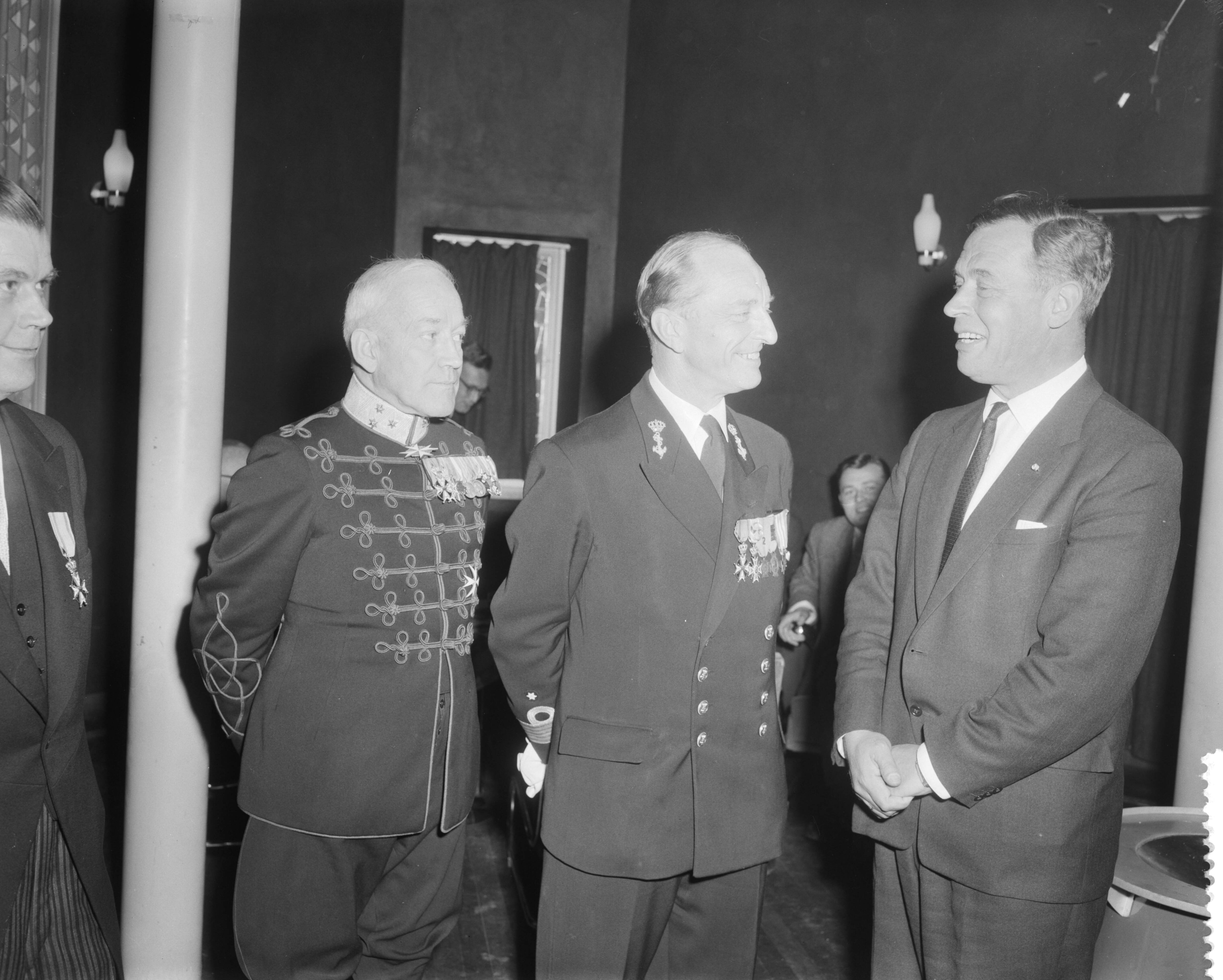 Fotocollectie Anefo — Bijeenkomst van ridders van de MWO te Den Haag — Foto: Behrens, Herbert F. / Anefo. Licentie: Set B: Rechtenvrij / Publiek Domein. Bron: Nationaal Archief. http://hdl.handle.net/10648/a9bc79b8-d0b4-102d-bcf8-003048976d84
