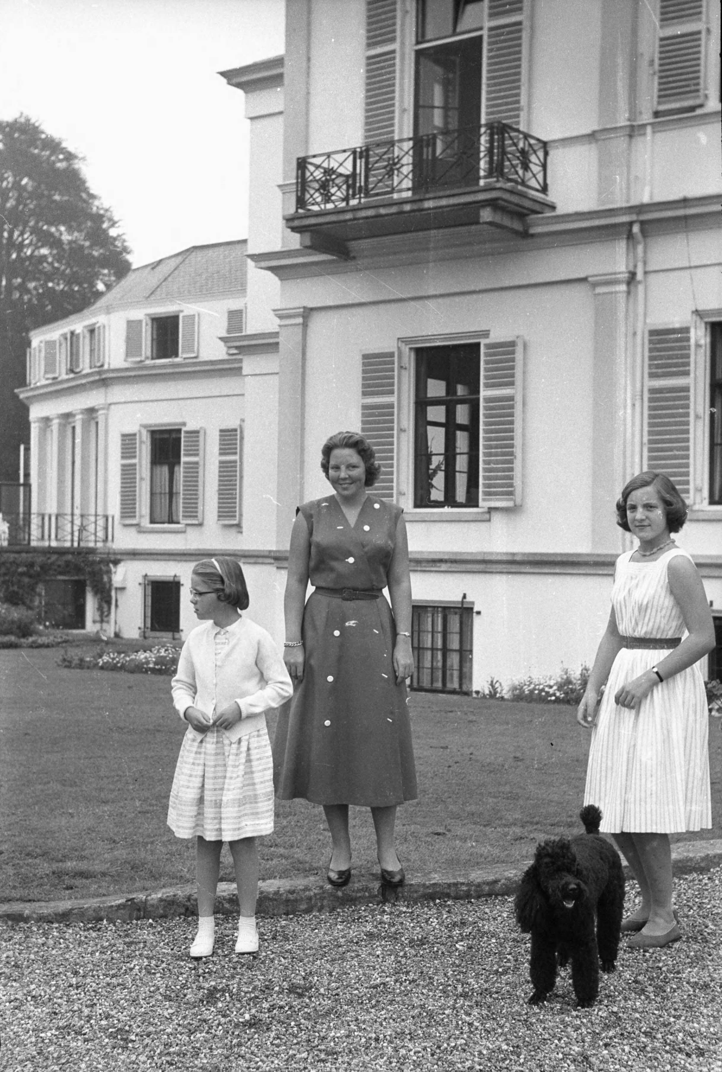 Fotocollectie RVD / Koninklijk Huis — Prinses Beatrix met haar zusjes Margriet en Marijke (Christina) in de achtertuin van paleis Soestdijk, 1957 — Foto: Meijboom, Marius / RVD. Licentie: Set B: Rechtenvrij / Publiek Domein. Bron: Nationaal Archief. http://hdl.handle.net/10648/afbc1238-d0b4-102d-bcf8-003048976d84