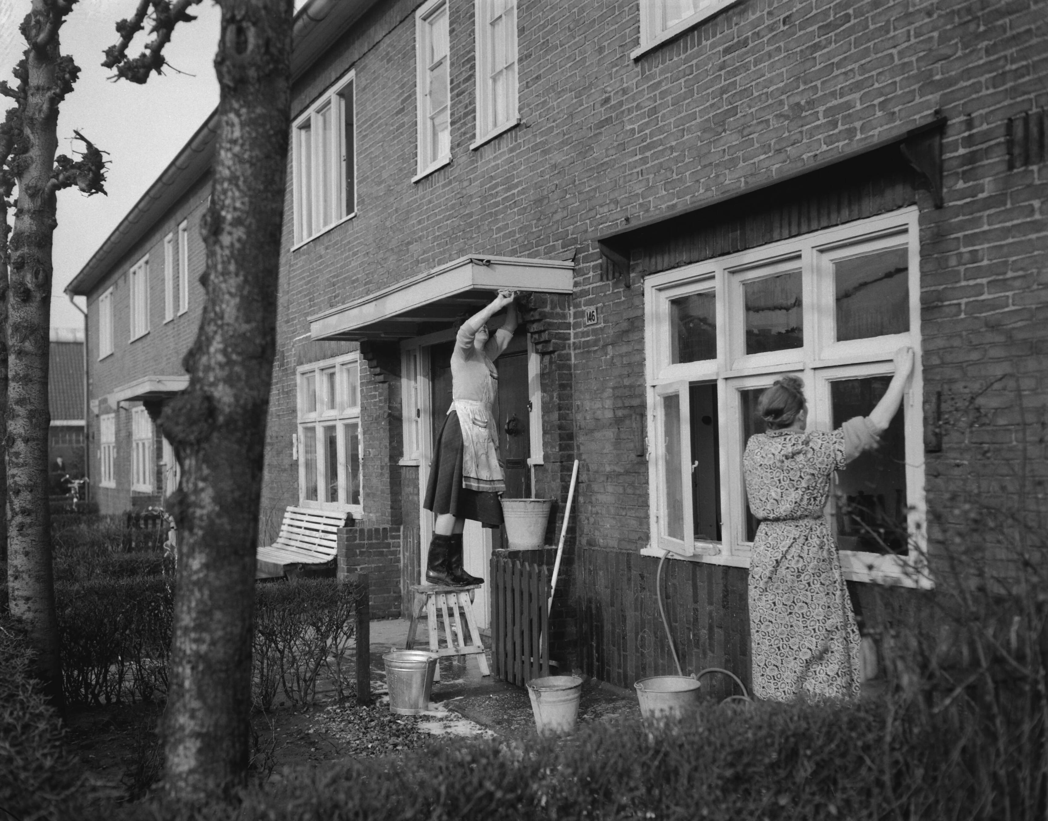 Ramp Tuindorp Oostzaan — Leven in Tuindorp Oostzaan komt weer op gang, vrouwen maken de woningen schoon — Foto: Bilsen, Joop van / Anefo. Licentie: Set B: Rechtenvrij / Publiek Domein. Bron: Nationaal Archief. http://hdl.handle.net/10648/a9a72130-d0b4-102d-bcf8-003048976d84
