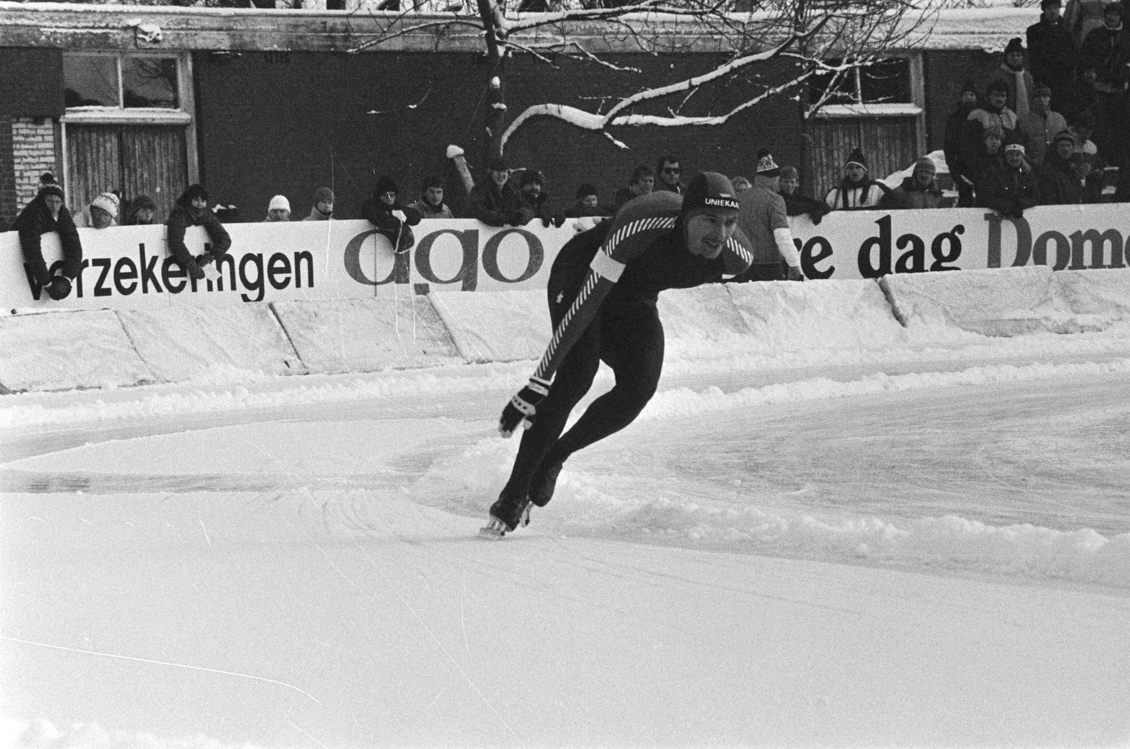 Fotocollectie Anefo — Schaatsinterland Nederland tegen Noorwegen in Groningen. Hilbert van der Duim in actie — Foto: Dijk, Hans van / Anefo. Licentie: Set B: Rechtenvrij / Publiek Domein. Bron: Nationaal Archief. http://hdl.handle.net/10648/ad0bddc0-d0b4-102d-bcf8-003048976d84