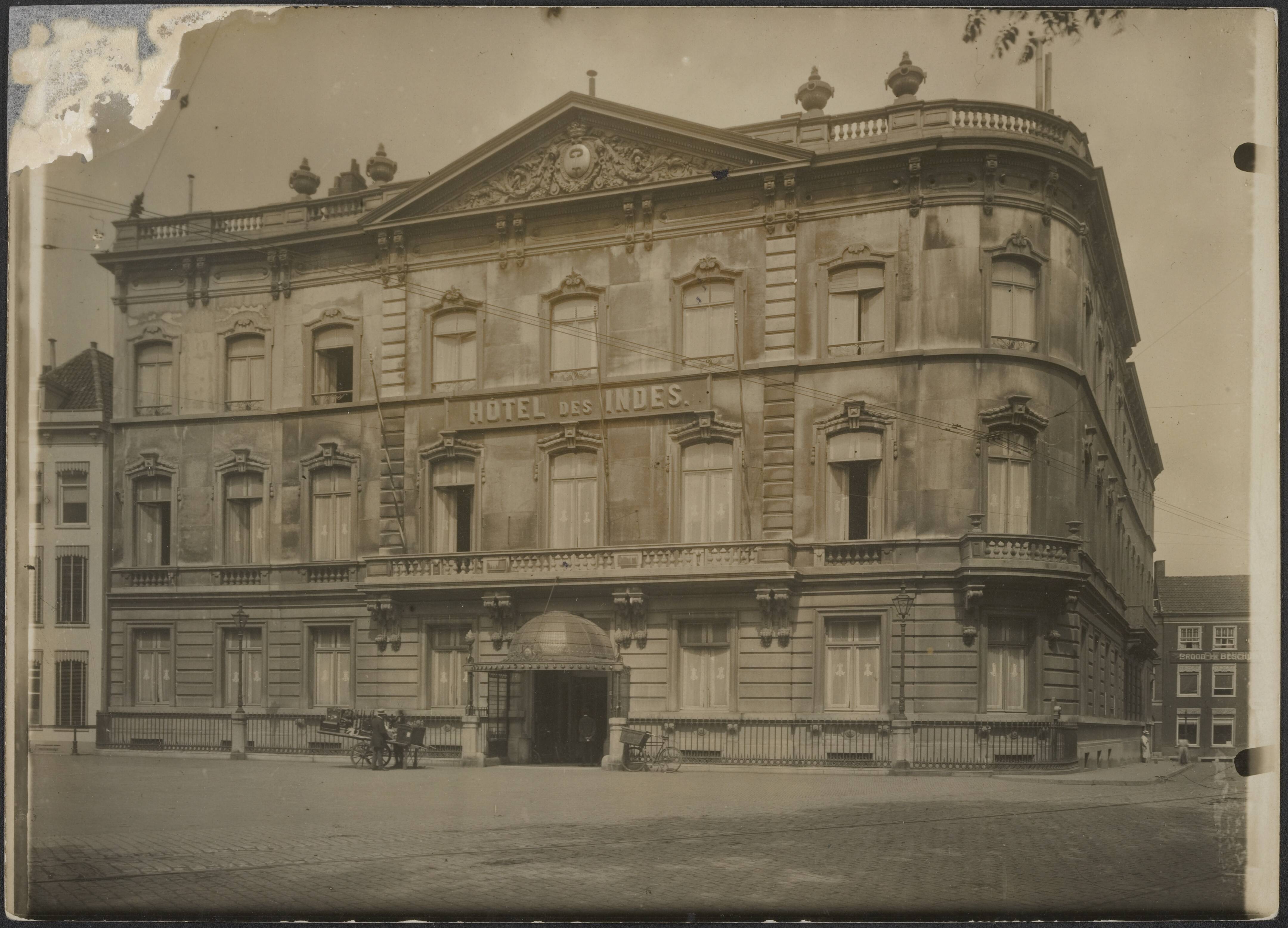 Fotocollectie Eerste Wereldoorlog — Hotel Des Indes te Den Haag. — Foto: N.V. Vereenigde Fotobureaux. Licentie: Set B: Rechtenvrij / Publiek Domein. Bron: Nationaal Archief. http://hdl.handle.net/10648/af97f4ca-d0b4-102d-bcf8-003048976d84