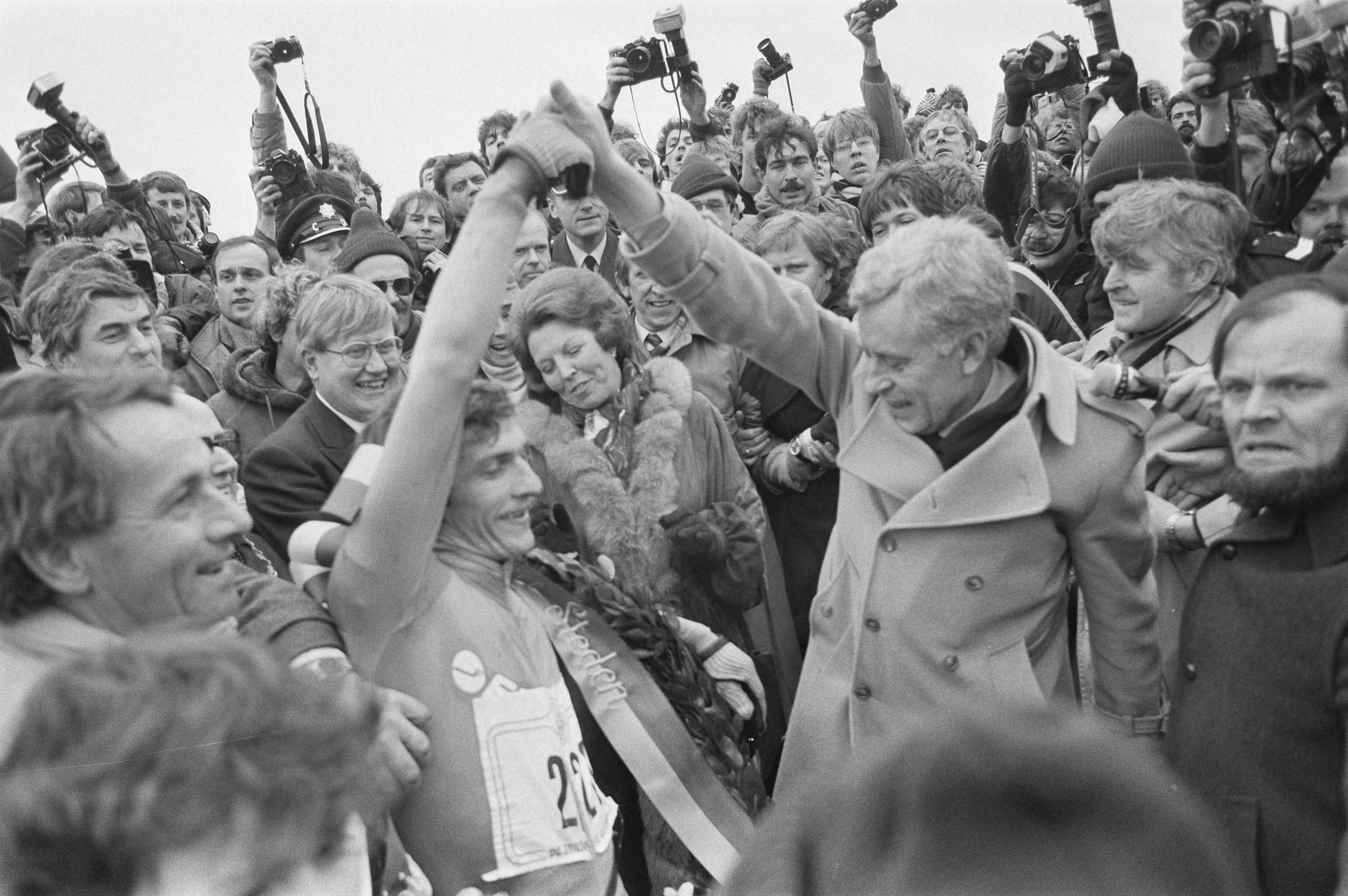 Fotocollectie Anefo — Elfstedentocht 1985, finish Leeuwarden; Elfstedenvoorz. Sipkema heft de arm van de winnaar Van Benthem , achter Koningin Beatrix en CdK Wiegel — Foto: Croes, Rob C. / Anefo. Licentie: Set B: Rechtenvrij / Publiek Domein. Bron: Nationaal Archief. http://hdl.handle.net/10648/ad43622c-d0b4-102d-bcf8-003048976d84