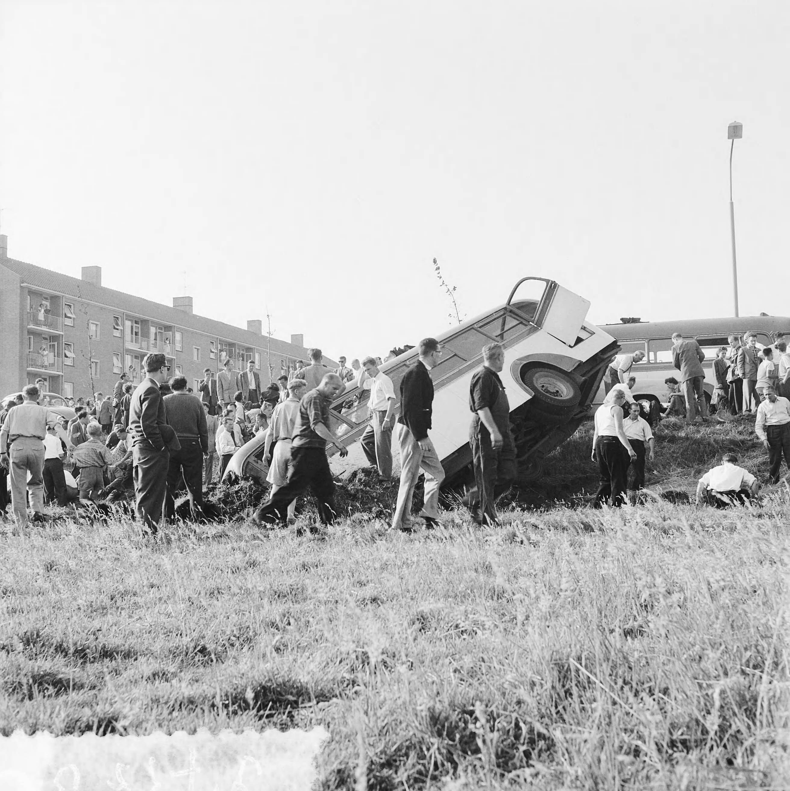 Fotocollectie Anefo — Autobus na botsing in sloot gereden langs Schipholweg bij Haarlem — Foto: Pot, Harry / Anefo. Licentie: Set B: Rechtenvrij / Publiek Domein. Bron: Nationaal Archief. http://hdl.handle.net/10648/ad7c1d1a-d0b4-102d-bcf8-003048976d84