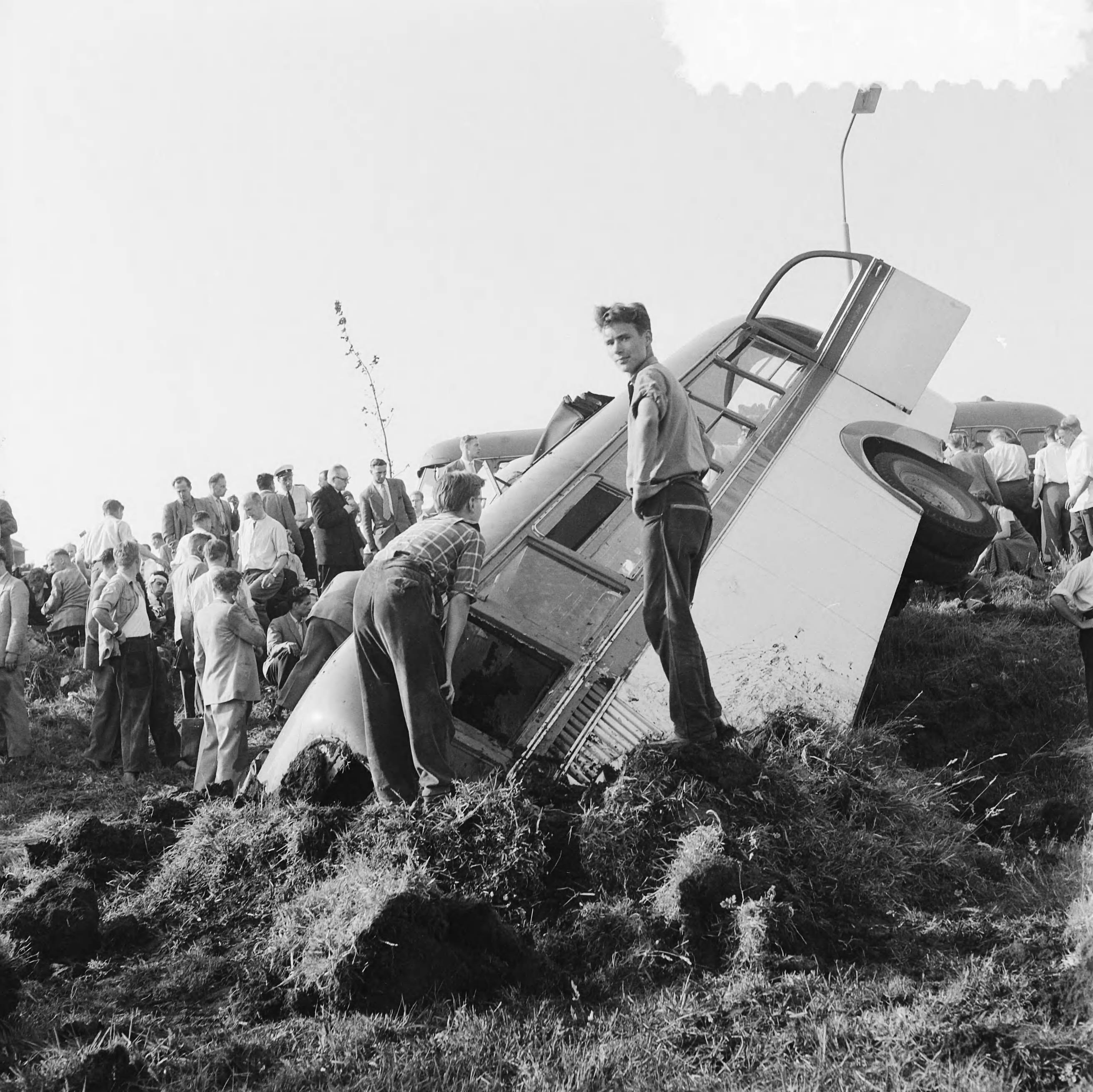 Fotocollectie Anefo — Autobus na botsing in sloot gereden langs Schipholweg bij Haarlem — Foto: Pot, Harry / Anefo. Licentie: Set B: Rechtenvrij / Publiek Domein. Bron: Nationaal Archief. http://hdl.handle.net/10648/ad7c1be4-d0b4-102d-bcf8-003048976d84