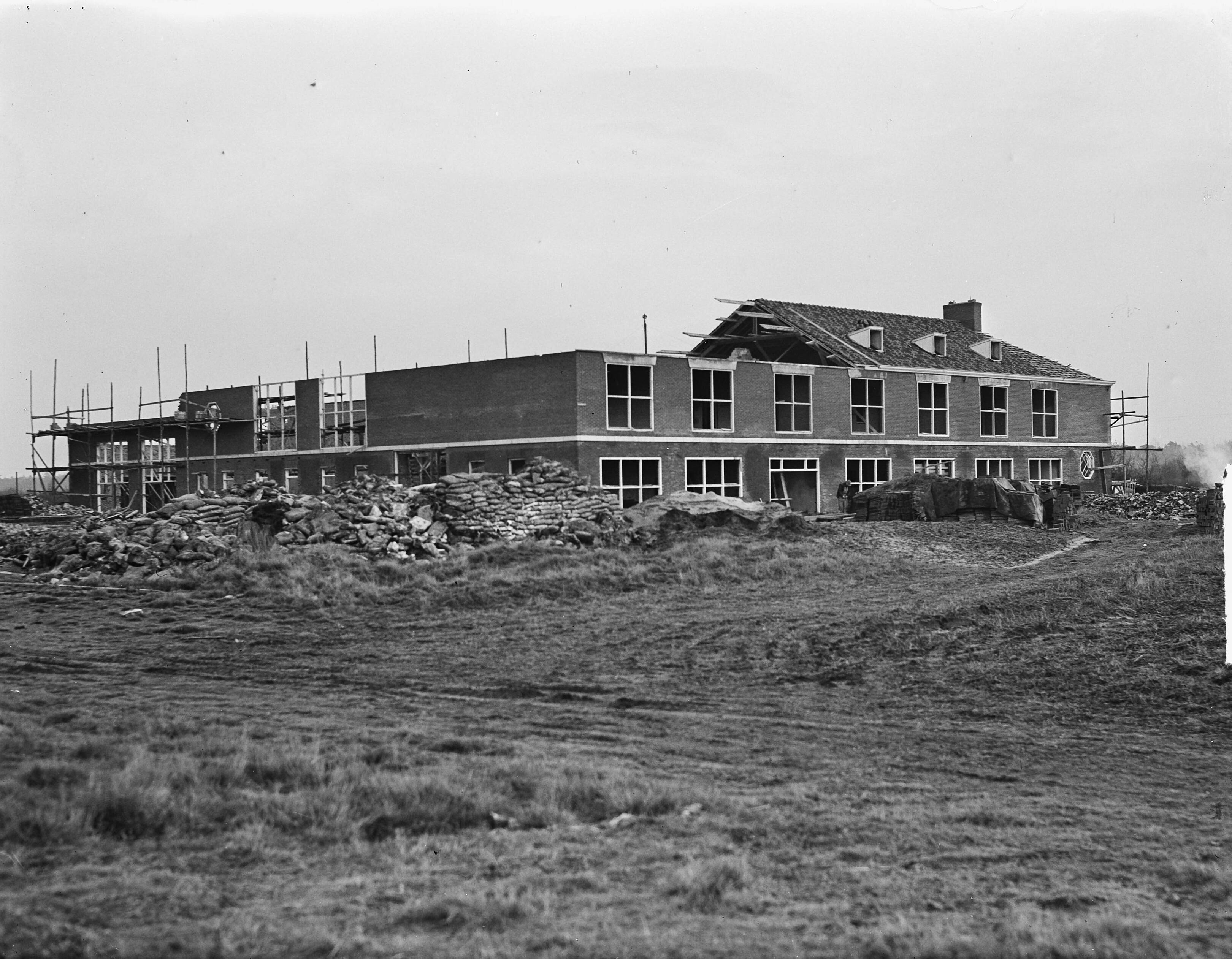 Nieuwbouw schoolgebouw Werkplaats Kindergemeenschap — Nieuwbouw schoolgebouw Werkplaats Kindergemeenschap, het z.g. U-gebouw, oorspronkelijk een voormalig Duitse communicatiecentrum te Bilthoven — Foto: Noske, J.D. / Anefo. Licentie: Set B: Rechtenvrij / Publiek Domein. Bron: Nationaal Archief. http://hdl.handle.net/10648/a8d1cc56-d0b4-102d-bcf8-003048976d84