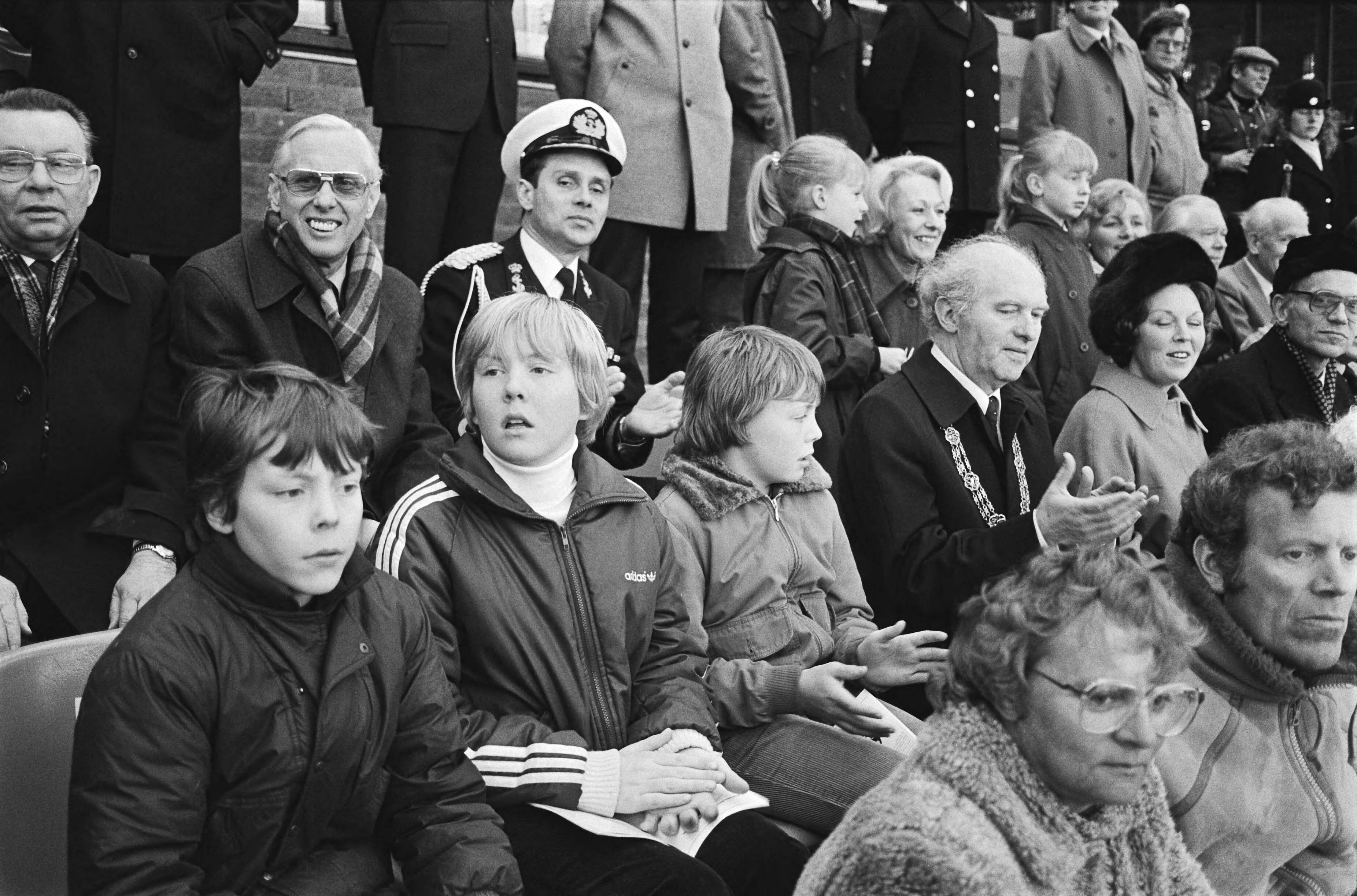 Fotocollectie Anefo — Schaatswedstrijden op de Uithof in Den Haag ter gelegenheid van 100-jarig bestaan KNSB. De koninklijke familie op de tribune — Foto: Antonisse, Marcel / Anefo. Licentie: Set B: Rechtenvrij / Publiek Domein. Bron: Nationaal Archief. http://hdl.handle.net/10648/ad115c1e-d0b4-102d-bcf8-003048976d84