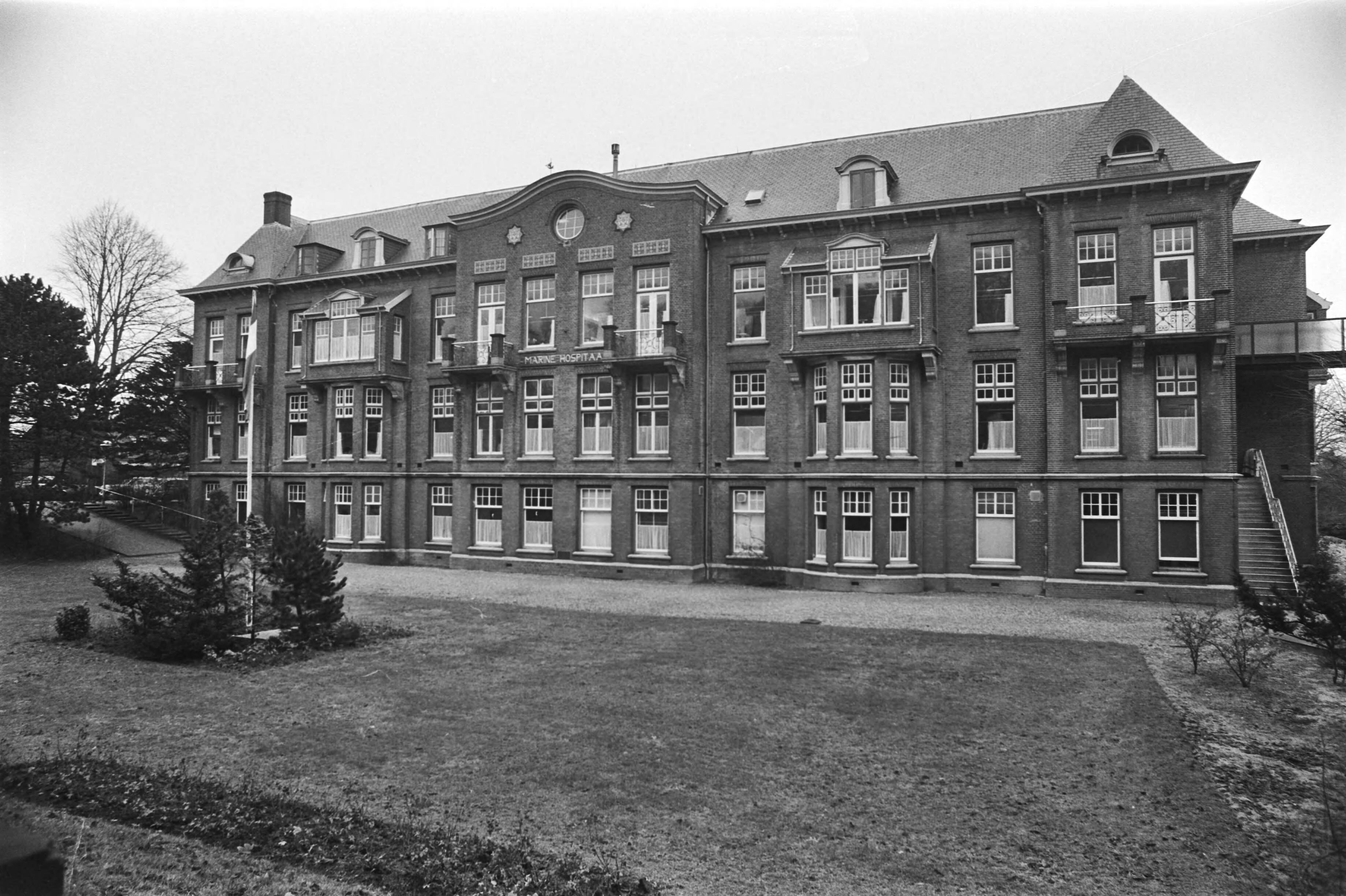Fotocollectie Anefo — College van ziekenhuisvoorziening adviseert om in 1985 vi ziekenhuizen in Kennemerland te sluiten — Foto: Suyk, Koen / Anefo. Licentie: Set B: Rechtenvrij / Publiek Domein. Bron: Nationaal Archief. http://hdl.handle.net/10648/ac945674-d0b4-102d-bcf8-003048976d84