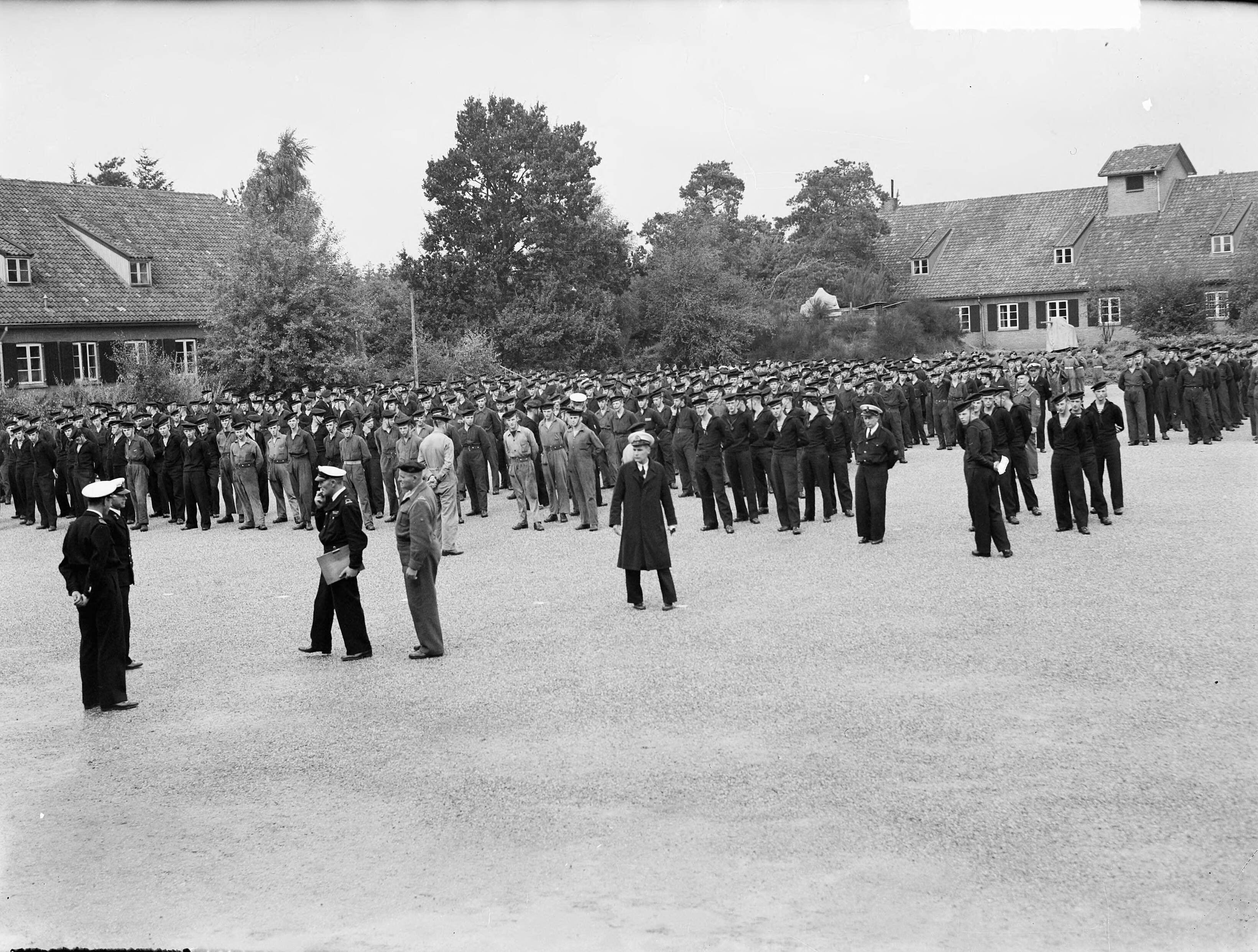 Fotocollectie Anefo — MOK Hilversum. Matrozen worden afgericht. Grote groep — Foto: Steenkamp, […] / Anefo. Licentie: Set B: Rechtenvrij / Publiek Domein. Bron: Nationaal Archief. http://hdl.handle.net/10648/a8bd8eda-d0b4-102d-bcf8-003048976d84