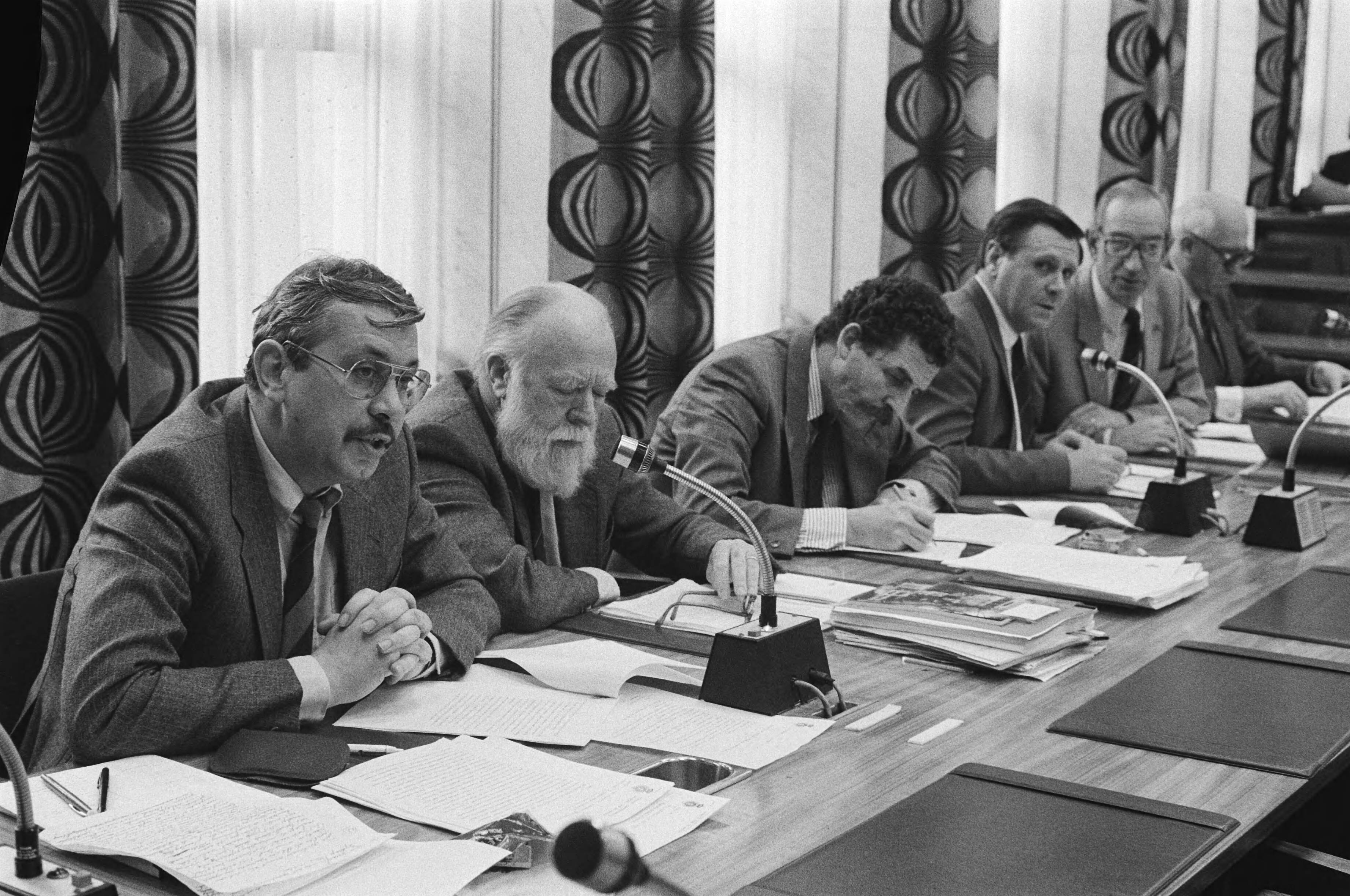Fotocollectie Anefo — Kamercommissie Landbouw en Visserij sprak met staatssecrtearis Ploeg in Den Haag over o.m. Sportvisserij — Foto: Croes, Rob C. / Anefo. Licentie: Set B: Rechtenvrij / Publiek Domein. Bron: Nationaal Archief. http://hdl.handle.net/10648/ad3f9e30-d0b4-102d-bcf8-003048976d84